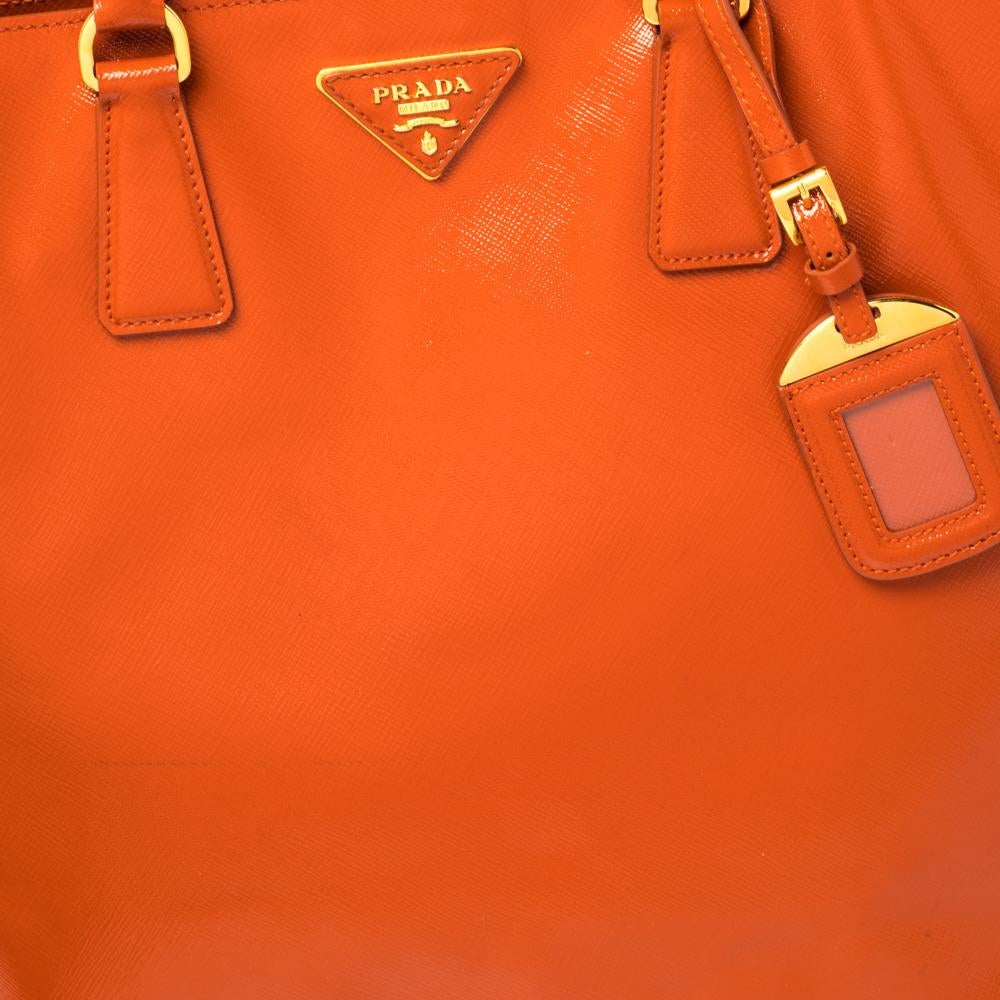 Prada Orange Saffiano Patent Leather Tote Bag In Good Condition In Dubai, Al Qouz 2