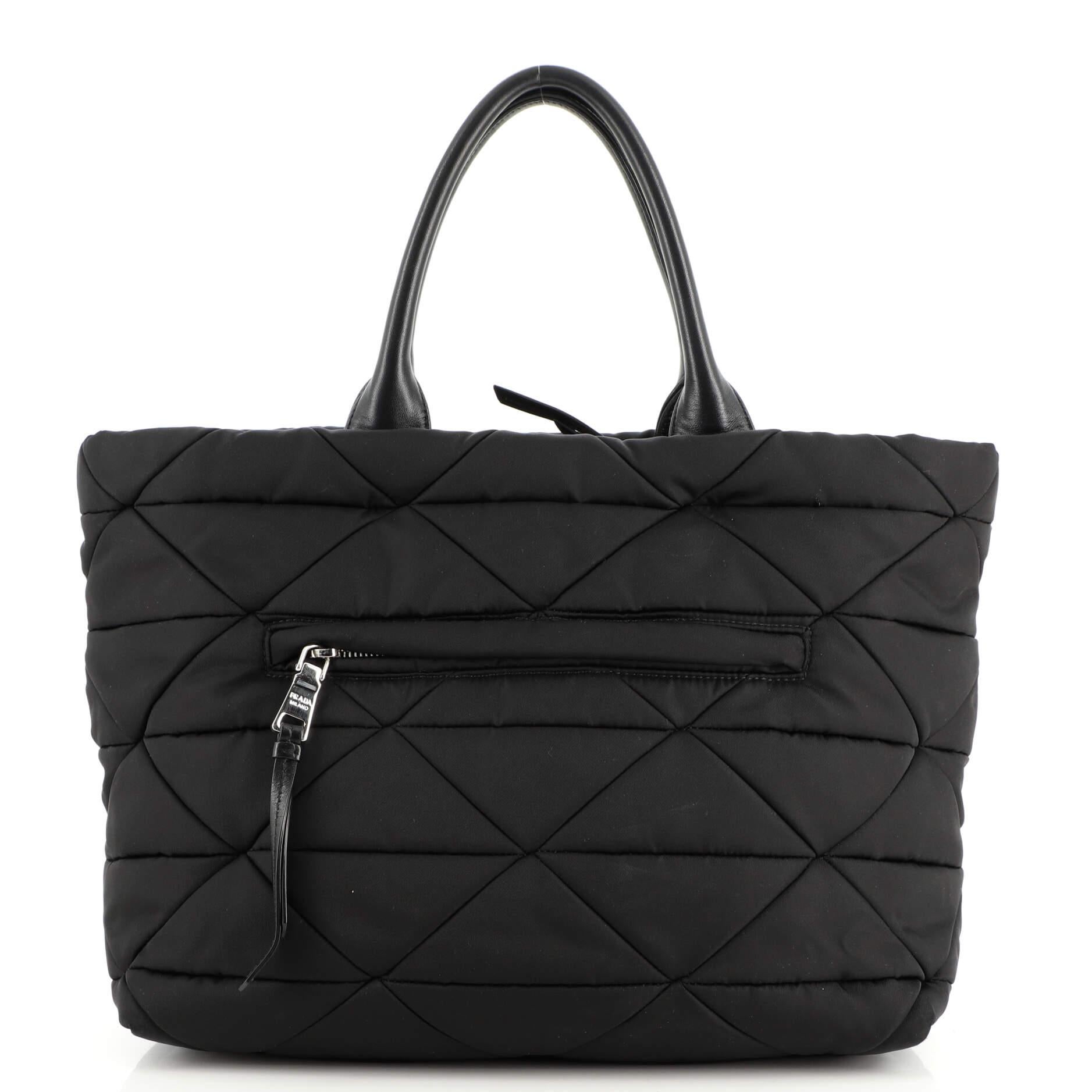 Prada - Sac fourre-tout rembourré matelassé en Nylon Re-Nylon avec cuir Moyen Bon état à NY, NY