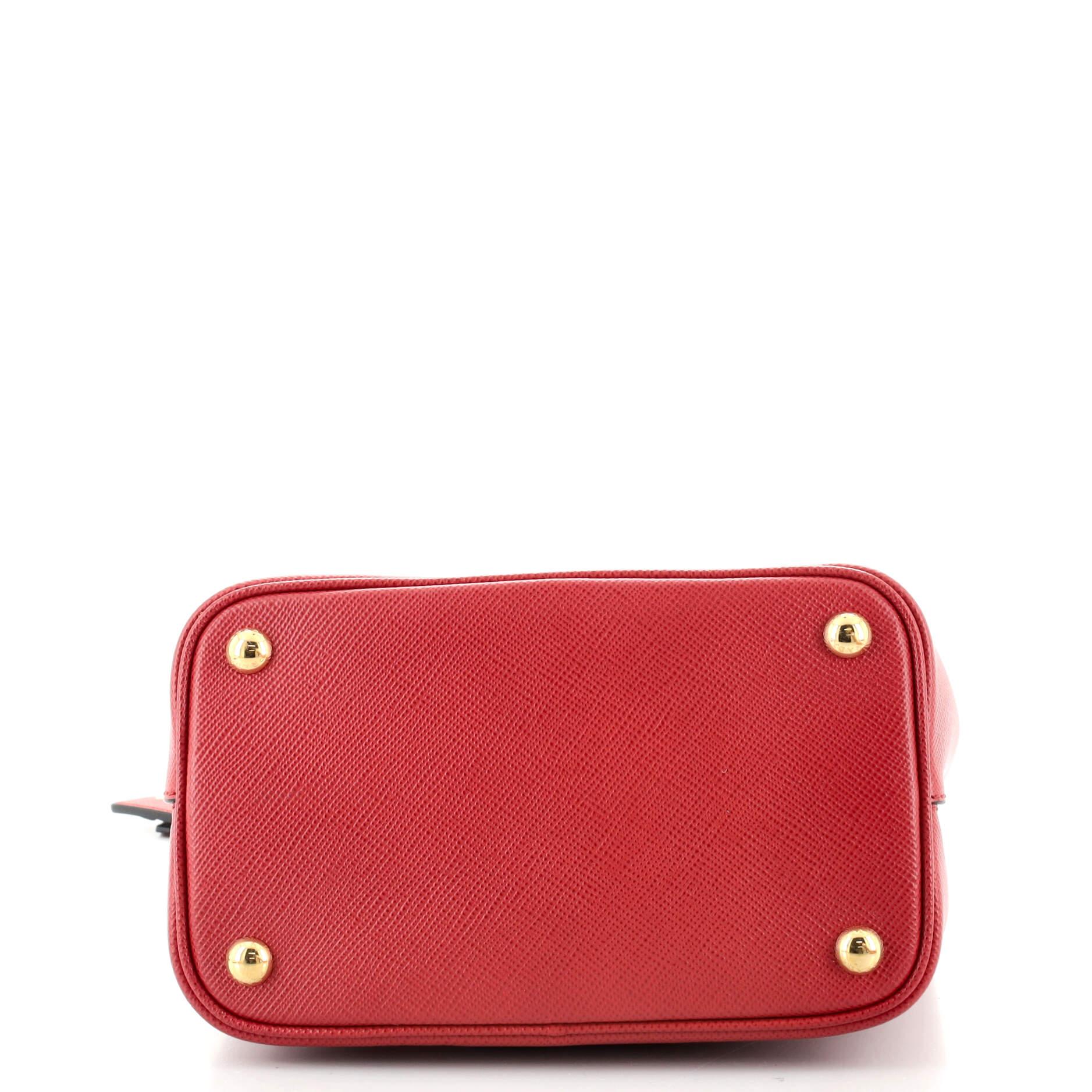 Prada Panier Eimertasche aus Saffiano-Leder Medium im Zustand „Gut“ in NY, NY
