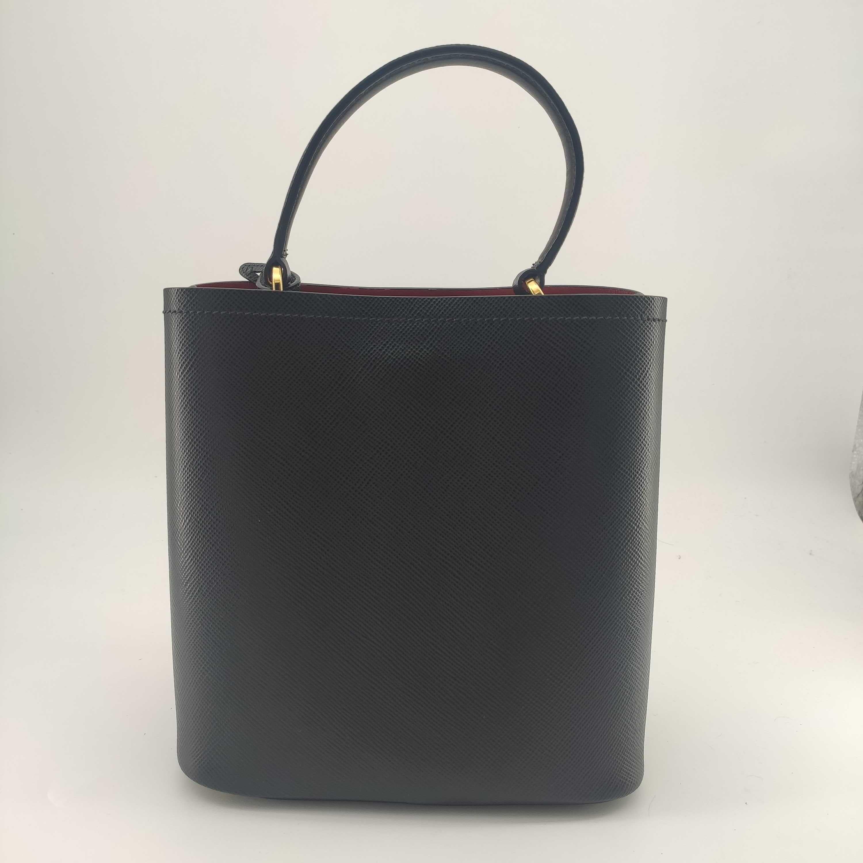 PRADA Panier Shoulder bag in Black Leather In Excellent Condition For Sale In Clichy, FR