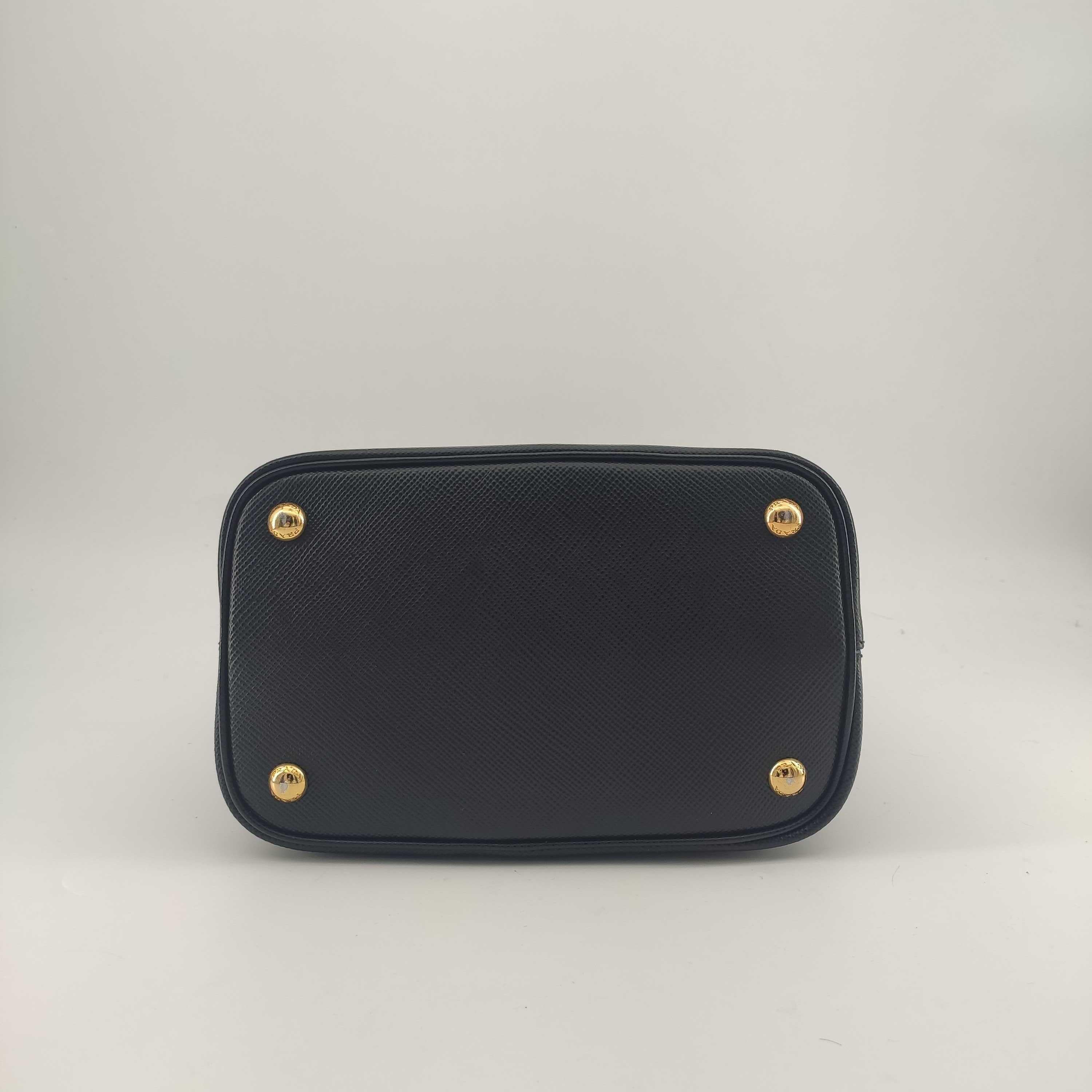 Women's PRADA Panier Shoulder bag in Black Leather For Sale