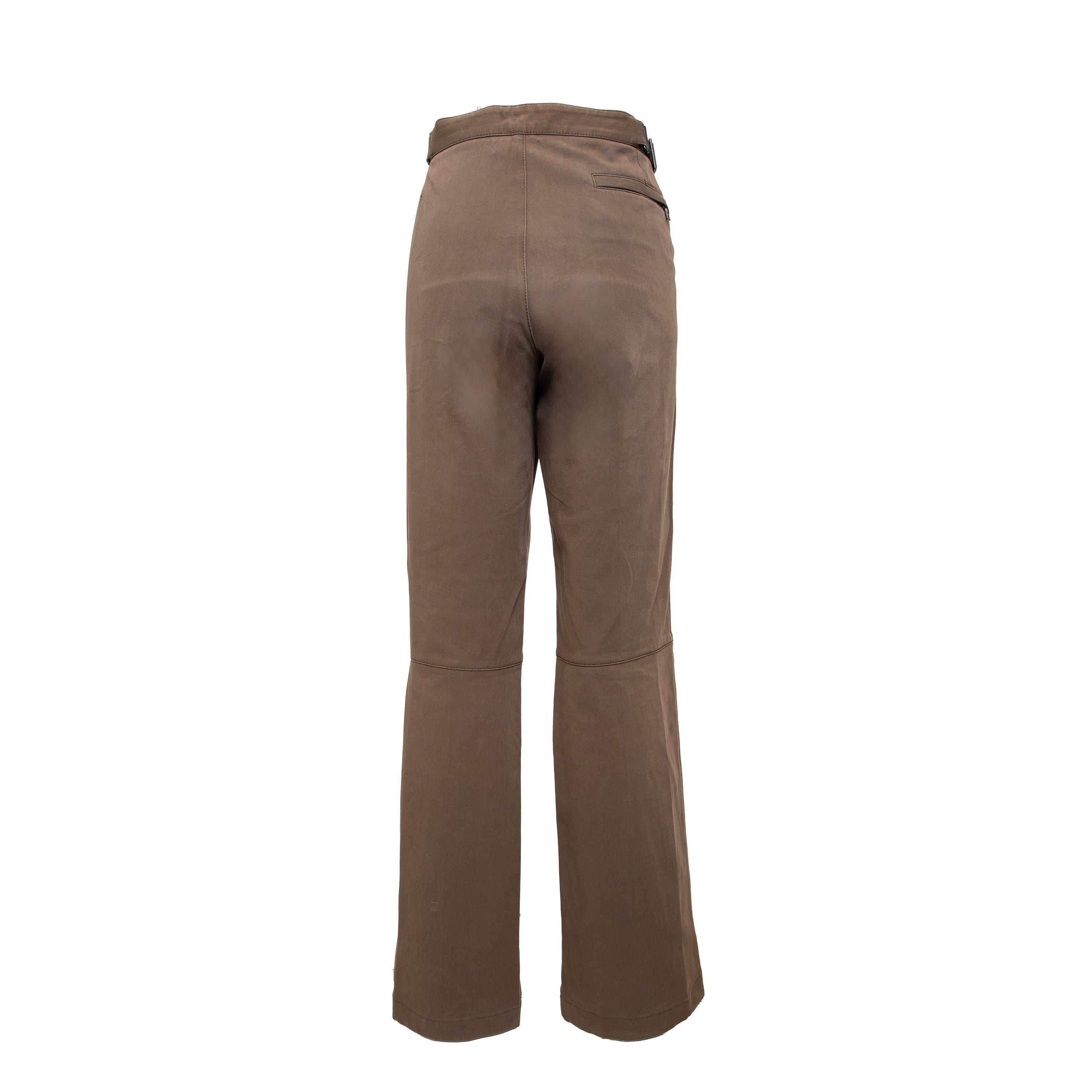 Ce pantalon Prada allie style et confort grâce à sa construction en coton et élasthanne mélangés. La couleur marron foncé rend son style polyvalent, tandis que les détails de la sangle à boucle ajoutent une touche unique au design. 
 Remarques : Le