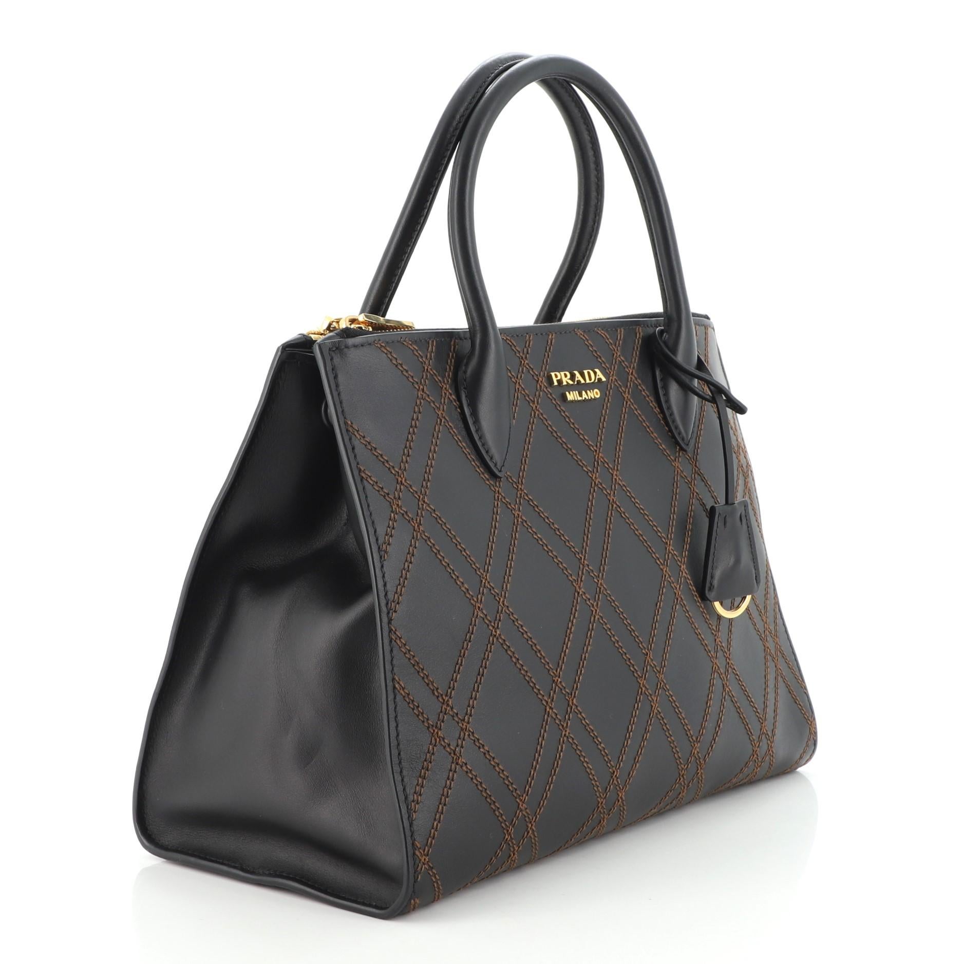 Prada Paradigme Tote Stitched City Kalb Medium (Schwarz)