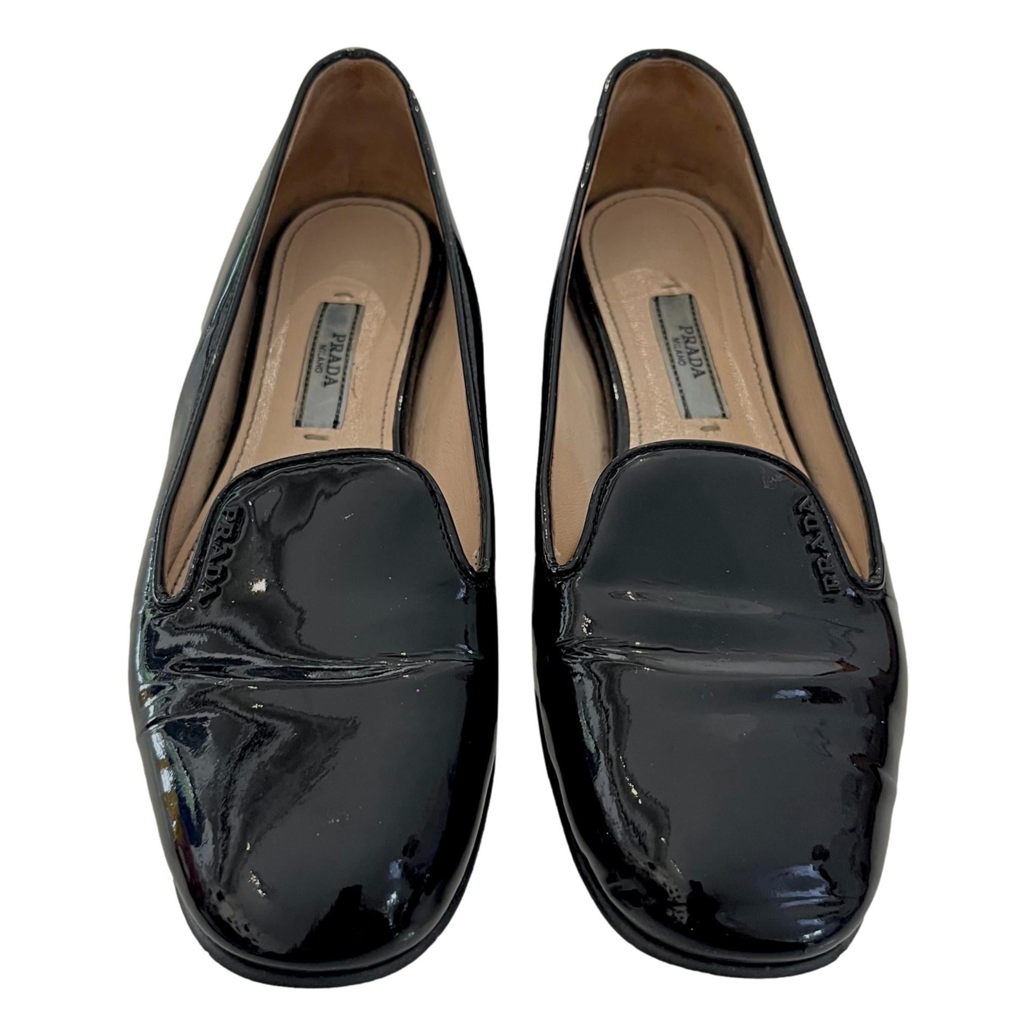 Mocasines de charol Prada

Mocasines negros de charol brillante con la inscripción 
