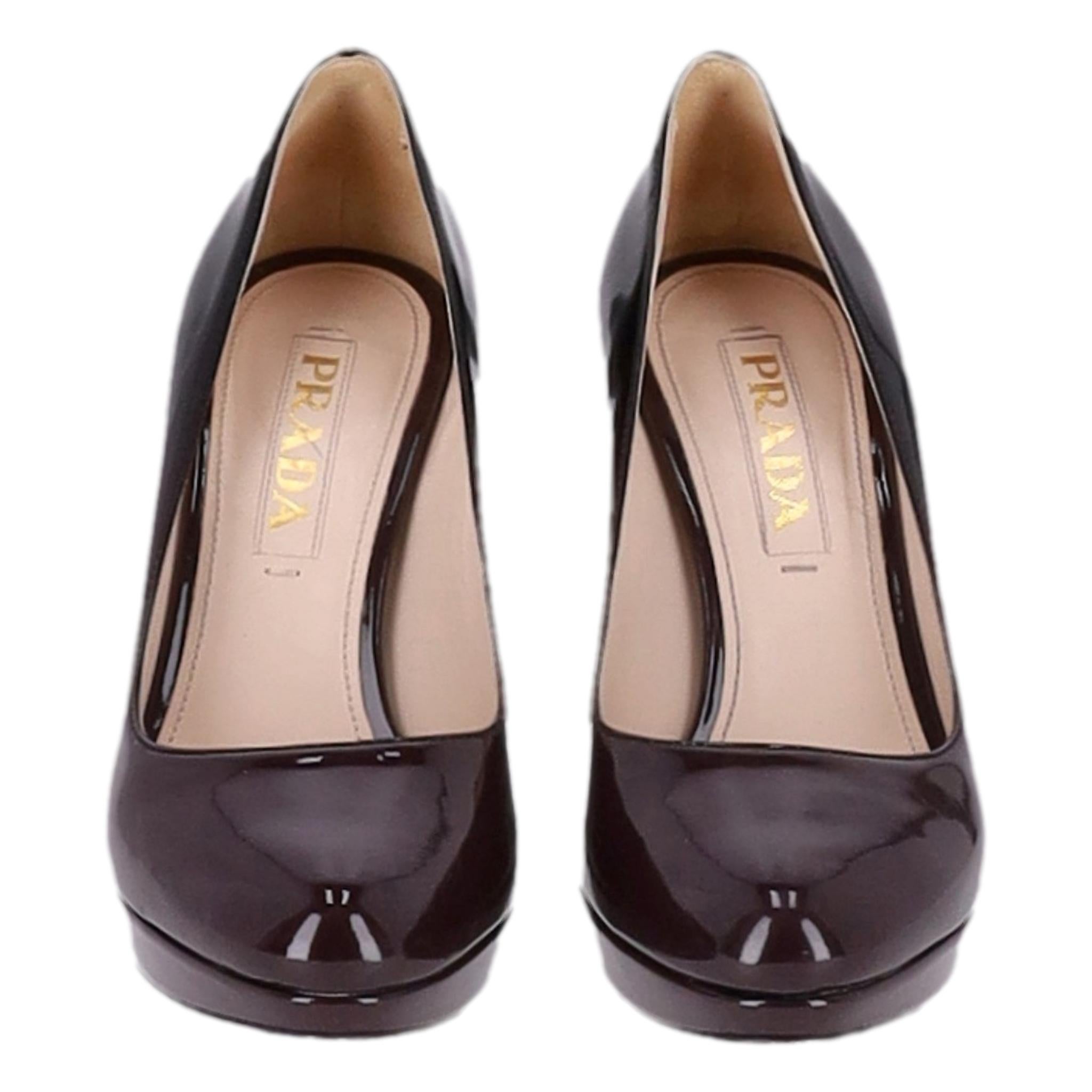 Prada Patent Leather Ombre Platform Pumps

Brown platform heels crafted in glossy ombre effect patent leather.

Featuring round toe and stiletto heel.

Size – 35

Condition – Very Good

Composition – Patent Leather

Comes with – Shoes Only