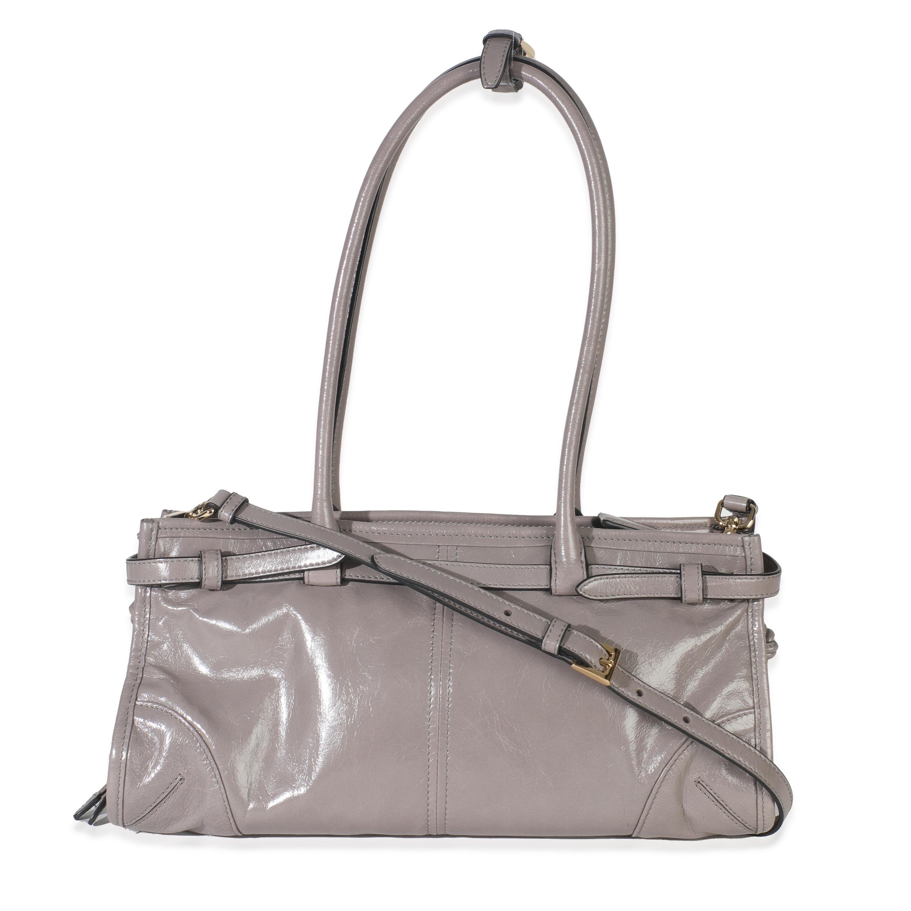 Titre de la liste : Prada étain Soft Lux métal émaillé Triangle Medium Bonnie
SKU : Z149742
MSRP : 3200.00 USD
Condit : Usagé 
État du sac à main : Etat impeccable
Commentaires sur l'état : L'article ne présente aucun signe d'usure. Vente