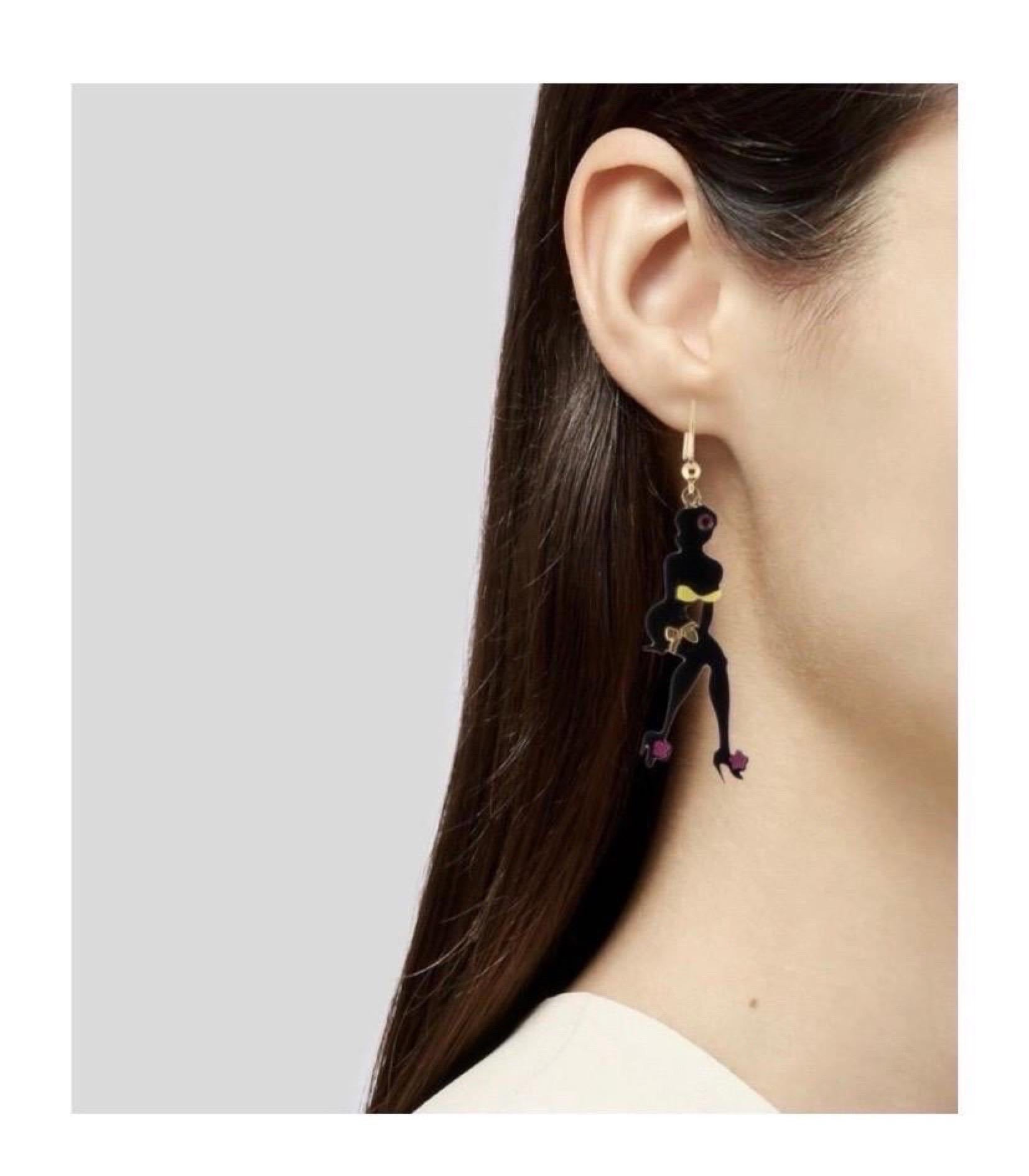 Prada Pin Up dangle earrings.
SS 2011 collection. Inspired by the dancer Josephine Baker. 
In filigree cut and enamelled acetate. 
With rhinestones on your head, Cabachon. 
Logo engraved on the back.
Length 5.5 cm.
In excellent condition, with