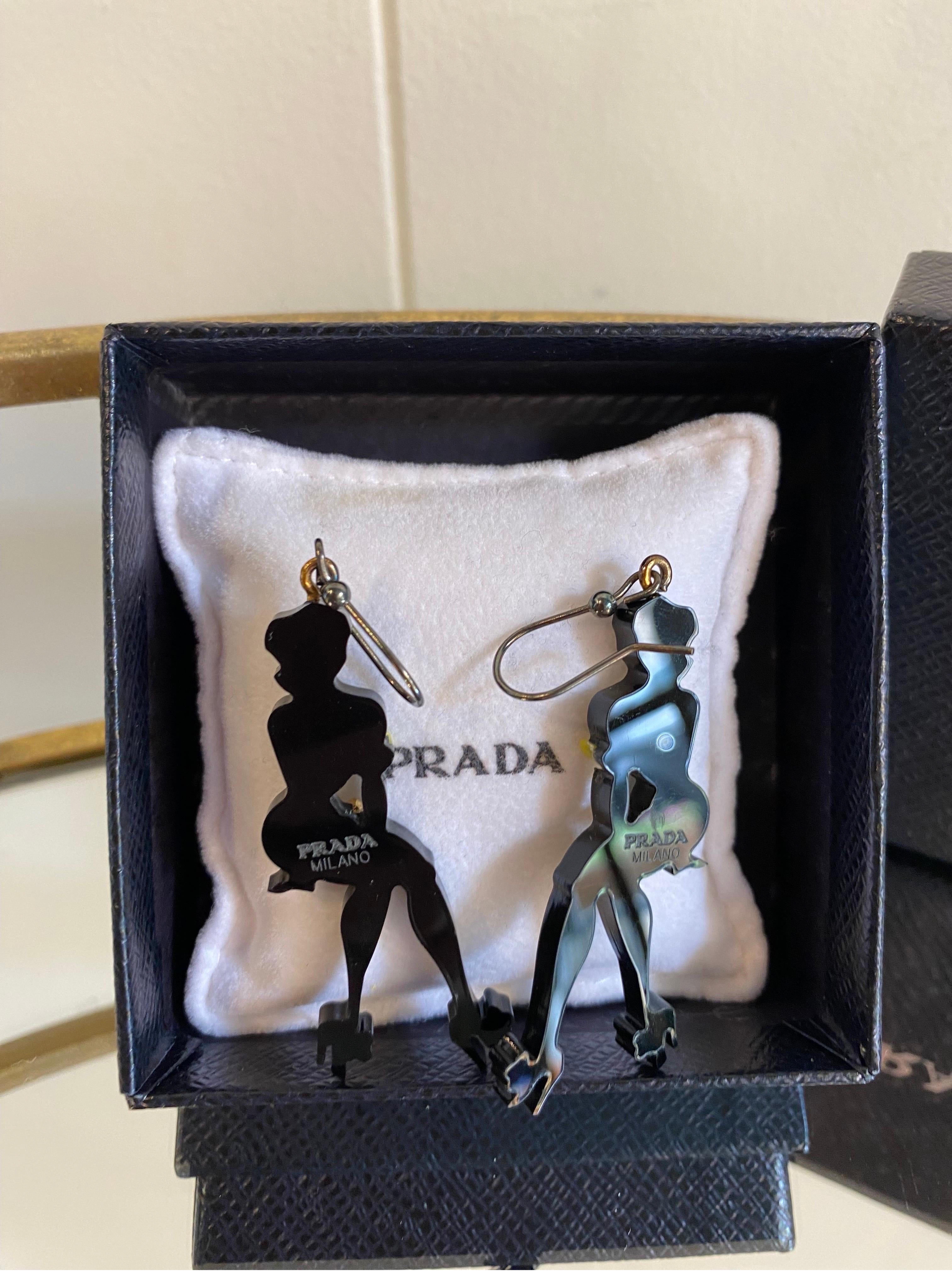 Prada Pin Up dangle earrings.
SS 2011 collection. In Excellent Condition In Carnate, IT