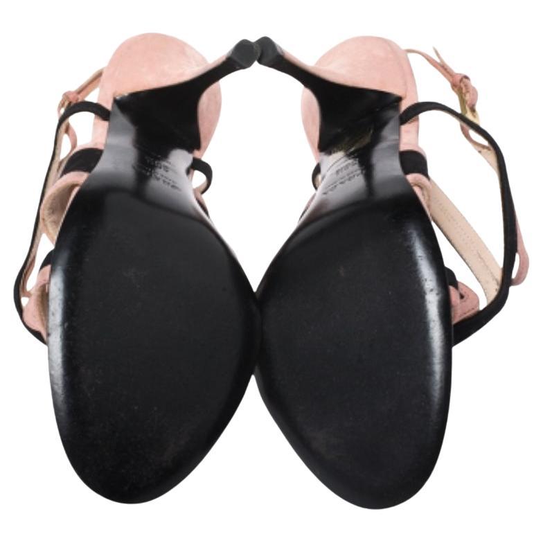 Questi sandali di Prada sono stati progettati per elevare il tuo stile. Sono realizzate in pelle scamosciata e progettate per assicurare i tuoi piedi in modo elegante. I sandali sono elevati su un tacco di 10,5 cm e poggiano su suole resistenti.