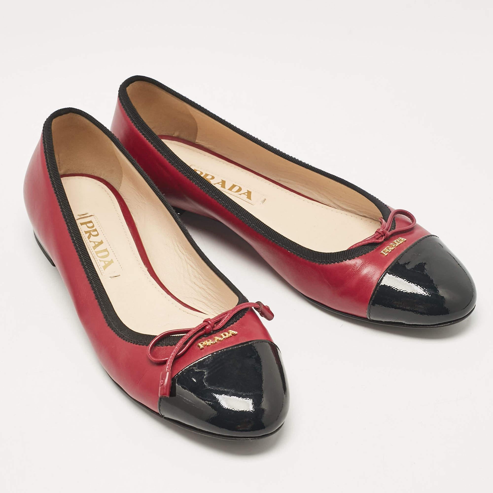 Prada Pink/Black Patent and Leather Bow Ballet Flats Size 37 In Good Condition In Dubai, Al Qouz 2