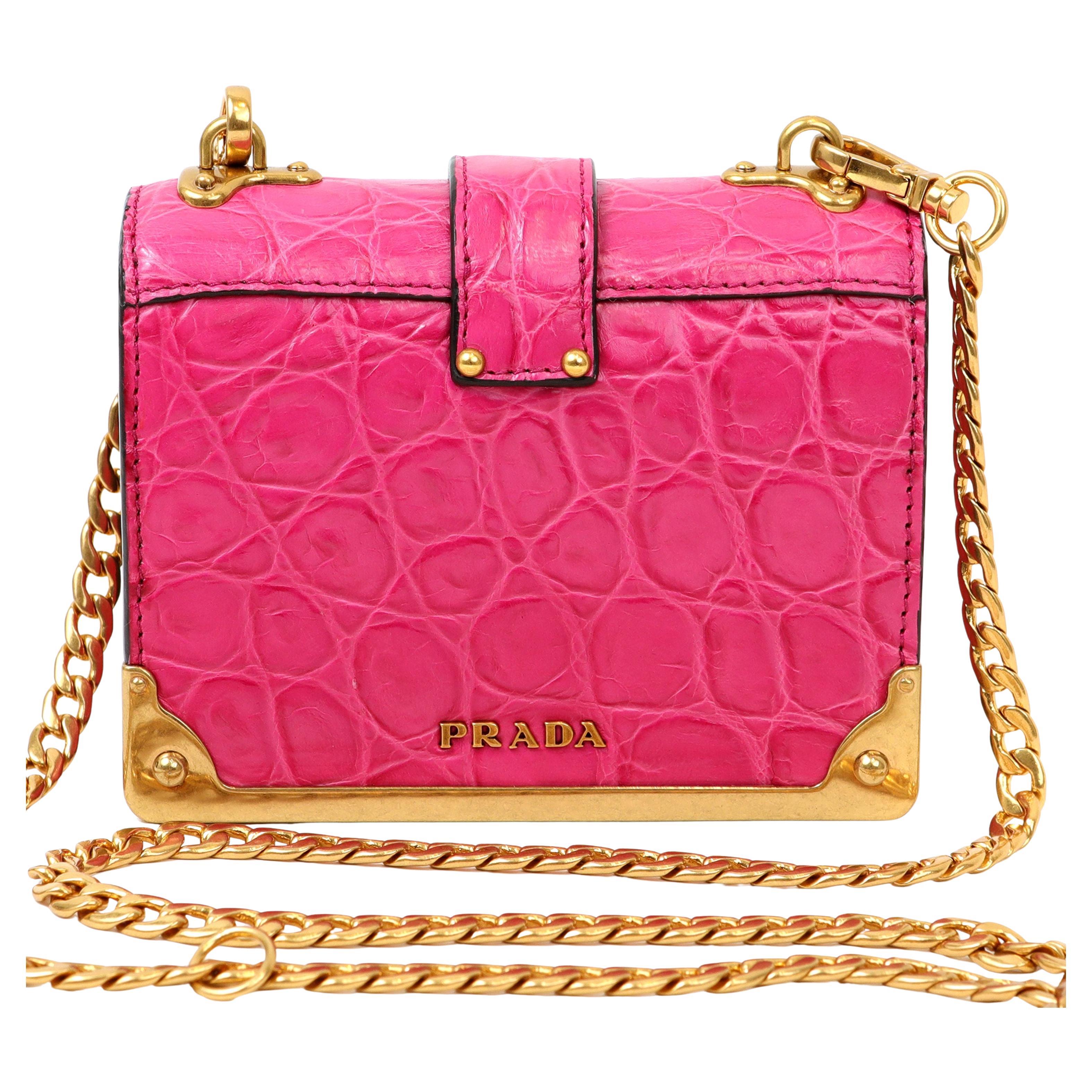 Sac micro-cahier Prada rose avec accessoires dorés en vente