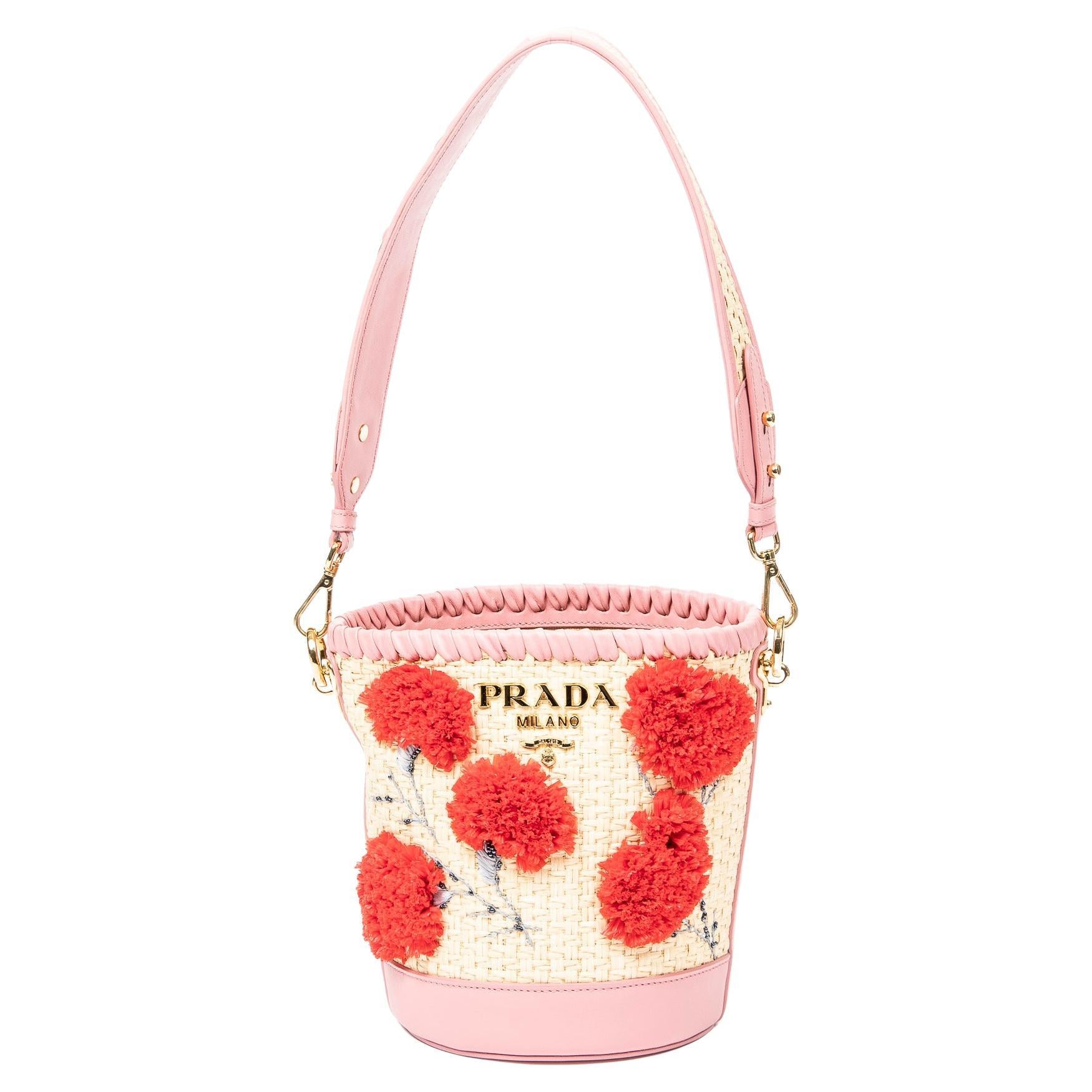 Prada Rosa bestickte Raffia-Bucket Bag aus Raffia im Angebot