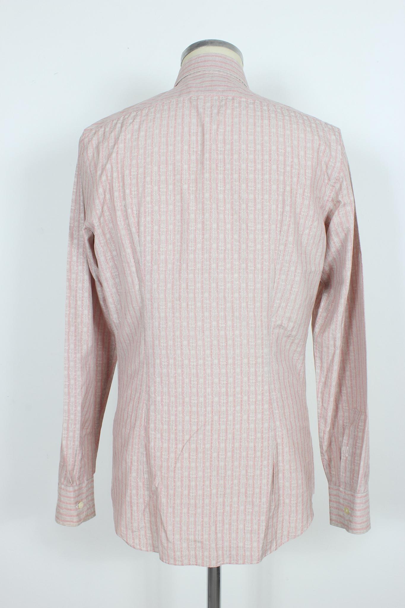 Prada men's shirt vintage 2000s. Pink with gray stripes. Slim fit model, 100% cotton fabric. Made in italy.

Size: 40/15 - M

Shoulder: 48cm
Bust/Chest: 53 cm
Sleeve: 65 cm
Length: 79 cm