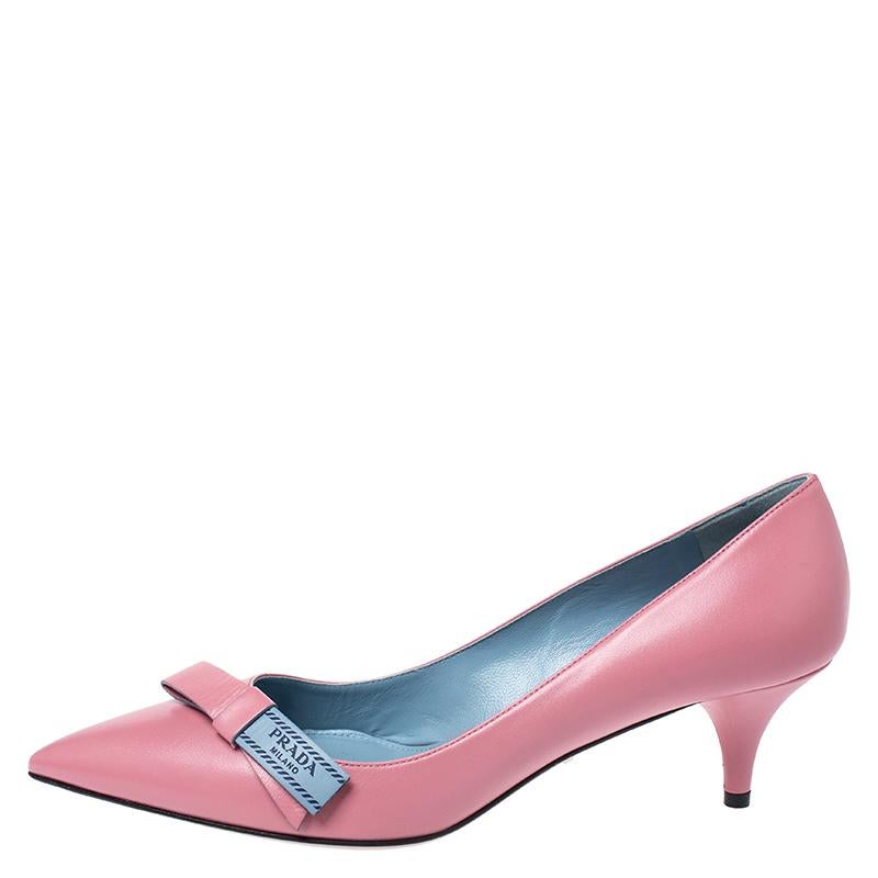Look chic and make an elegant style statement in this pair of pumps from the house of Prada. They are crafted from pink leather featuring pointed toes, low heels, and a logo-detailed bow on the vamps. Add a touch of sophistication to your look by
