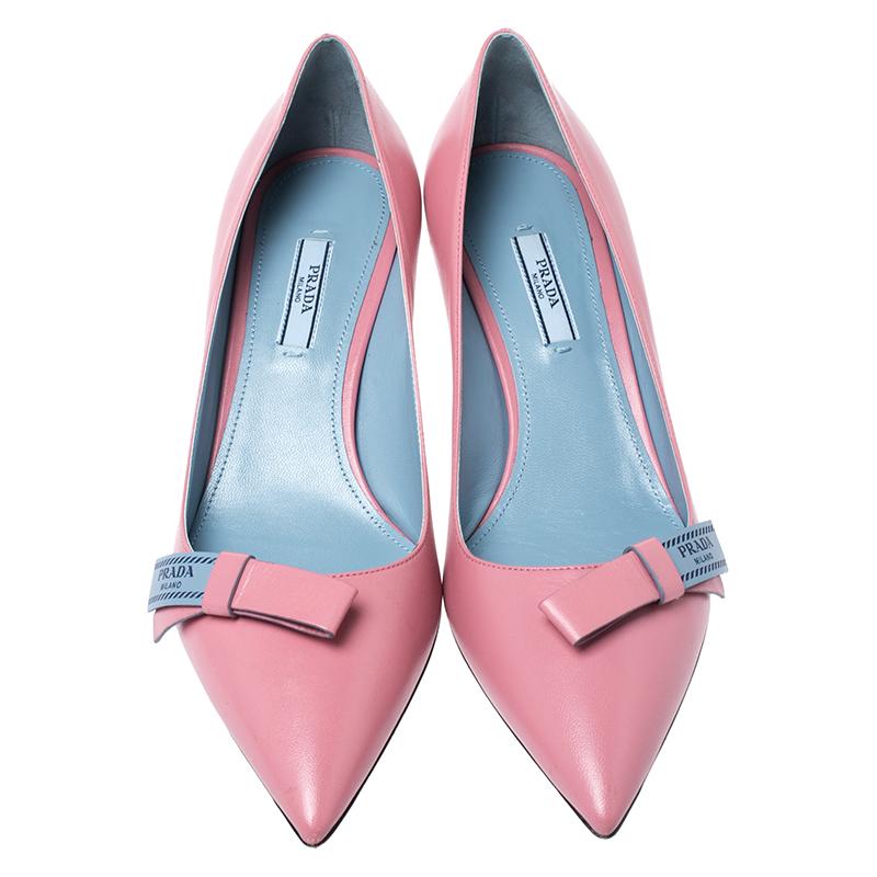 Look chic and make an elegant style statement in this pair of pumps from the house of Prada. They are crafted from pink leather featuring pointed toes, low heels, and a logo-detailed bow on the vamps. Add a touch of sophistication to your look by