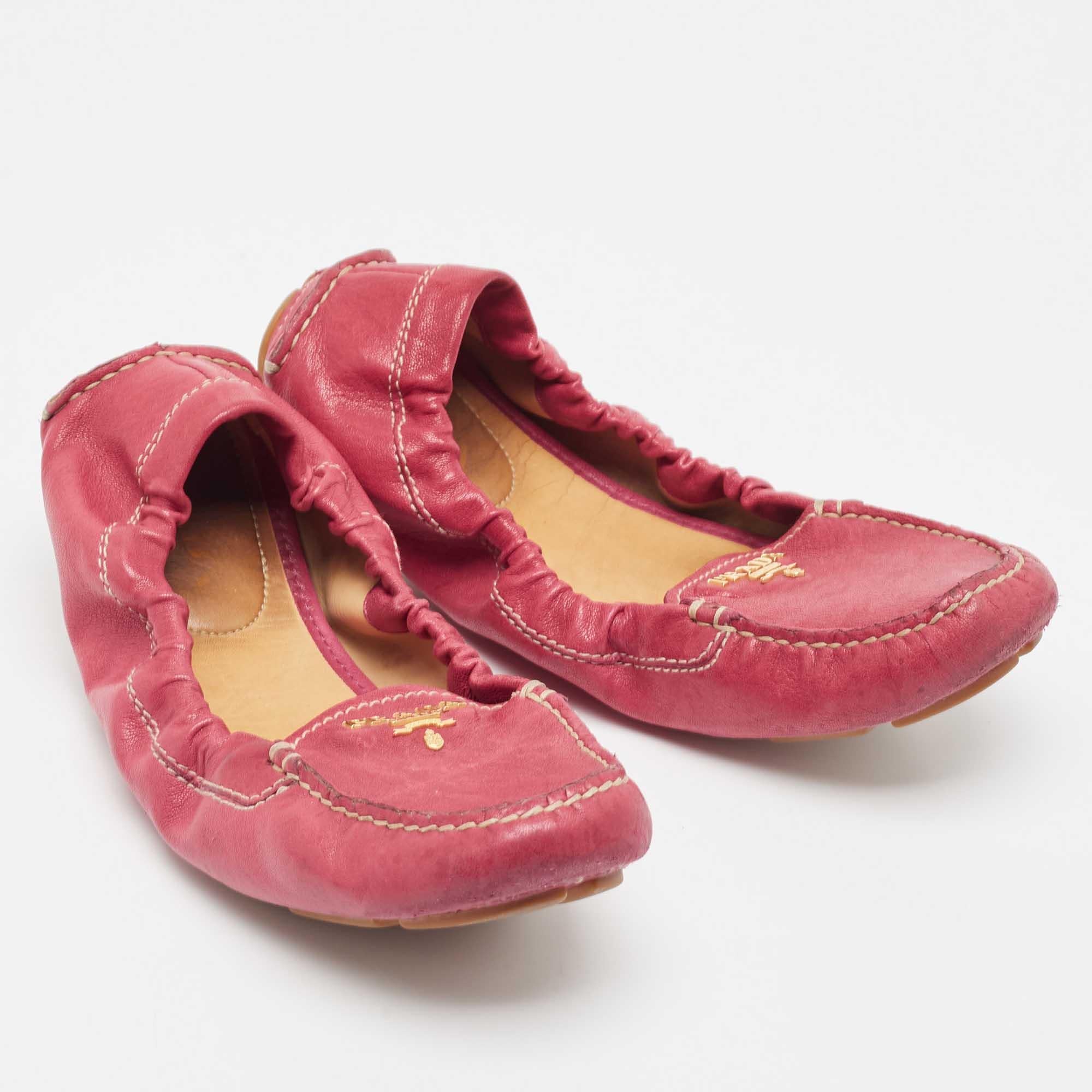 Prada Pink Leather Scrunch Slip On Loafers Size 36.5 In Good Condition For Sale In Dubai, Al Qouz 2