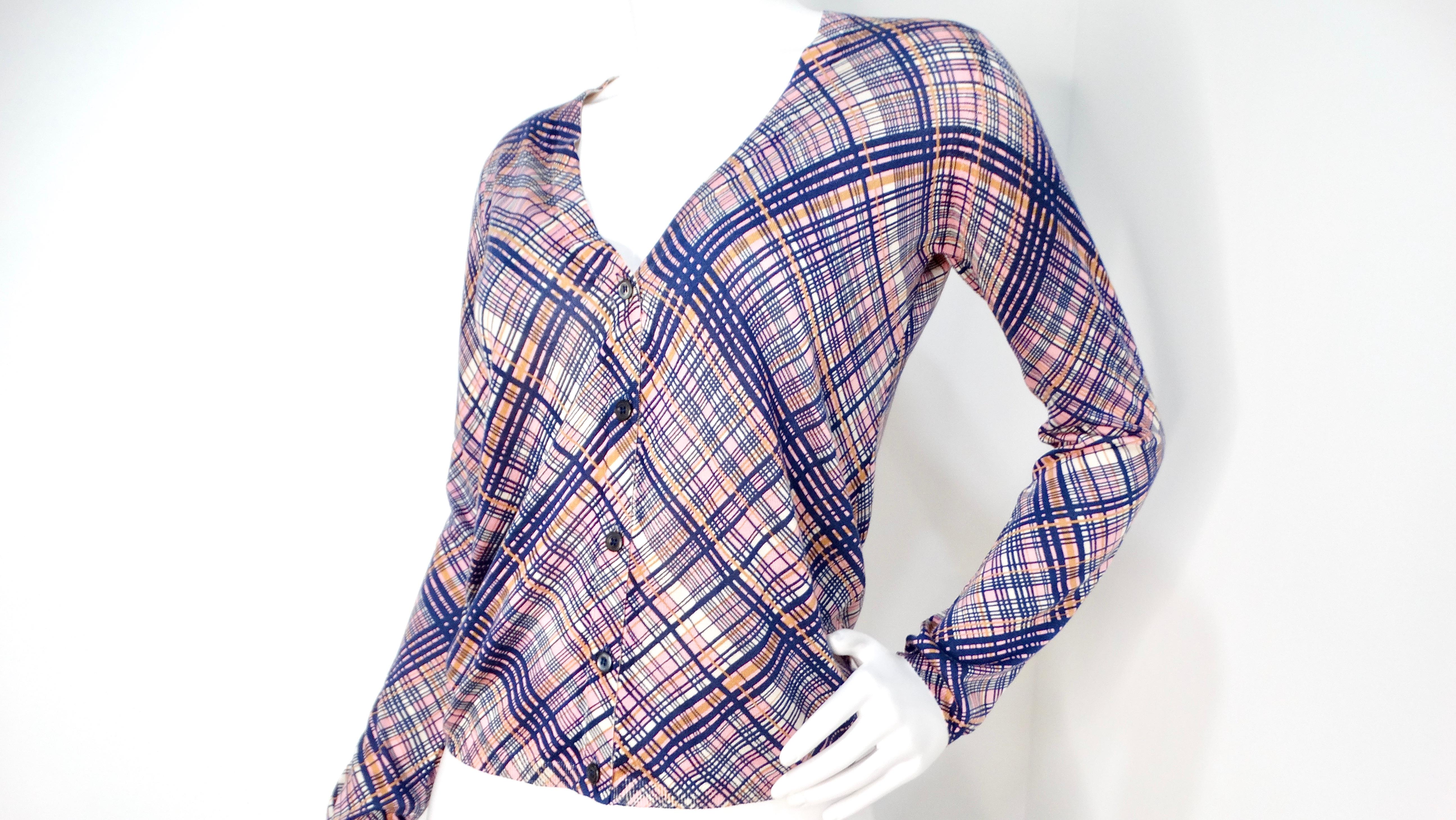 Le cardigan à carreaux rose et bleu marine de Prada est un basique raffiné qui allie l'élégance classique au style contemporain. Fabriquée en Italie, cette chemise à manches longues présente une encolure en V flatteuse et un motif écossais captivant