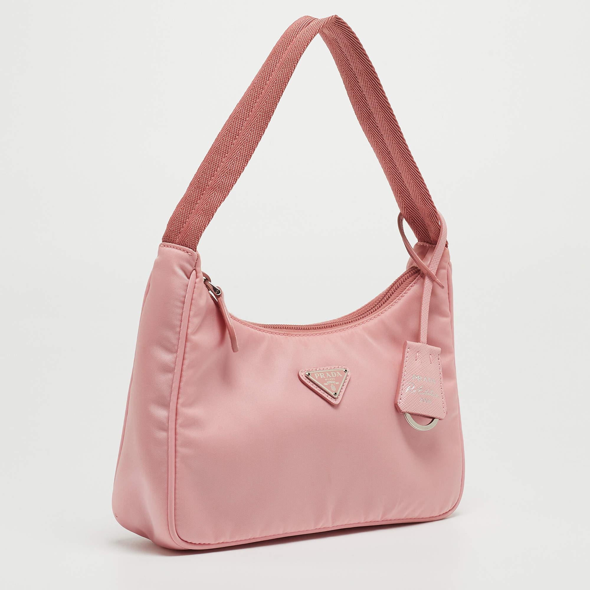 The petite silhouette and classic elements made the Prada Re-Edition 2000 bag an instant hit among fashionistas. With a timeless appeal, this creation comes made from nylon and features a single handle at the top. The perfectly sized interior of the