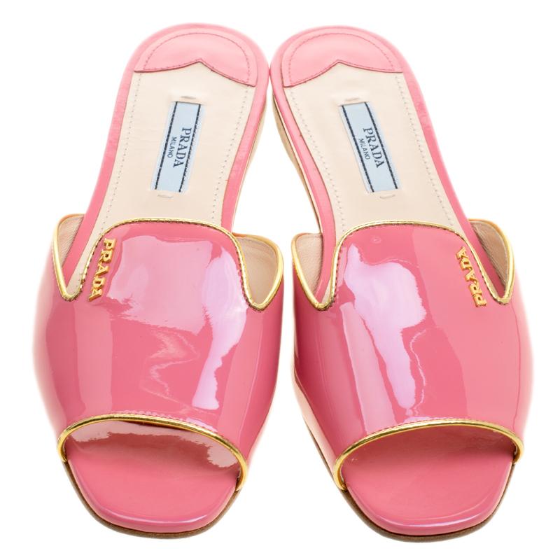 Prada brings you comfort in a cool new look with this pair of slides. These slides are smartly constructed from patent leather that is enhanced by a cute pink shade that imparts a look of feminine style. The simple and minimalistic design makes sure