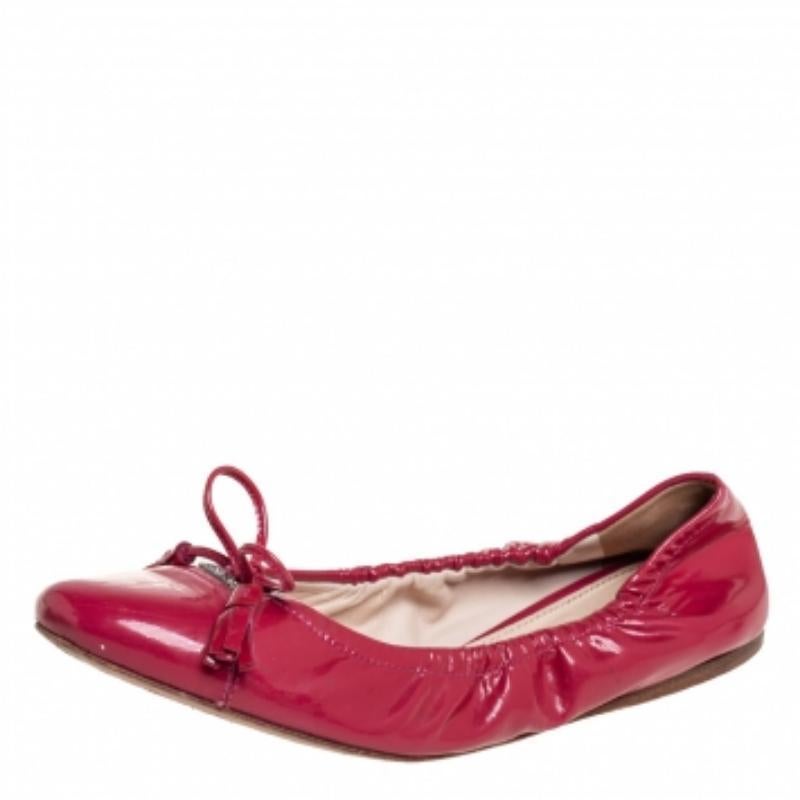 These ballet flats from Prada are simple yet stylish. Crafted from patent leather, these flats carry a pink exterior with round toes and tassel bows. They are complete with comfortable insoles. Walk in them and you are sure to have a stylish day.