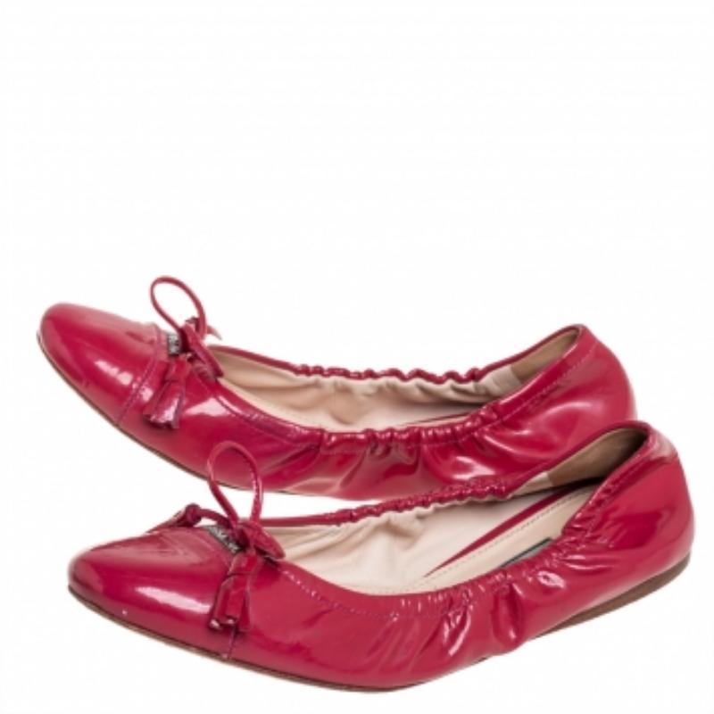 Prada Pink Patent Leather Tassel Bow Scrunch Ballet Flats Size 35 In Fair Condition For Sale In Dubai, Al Qouz 2