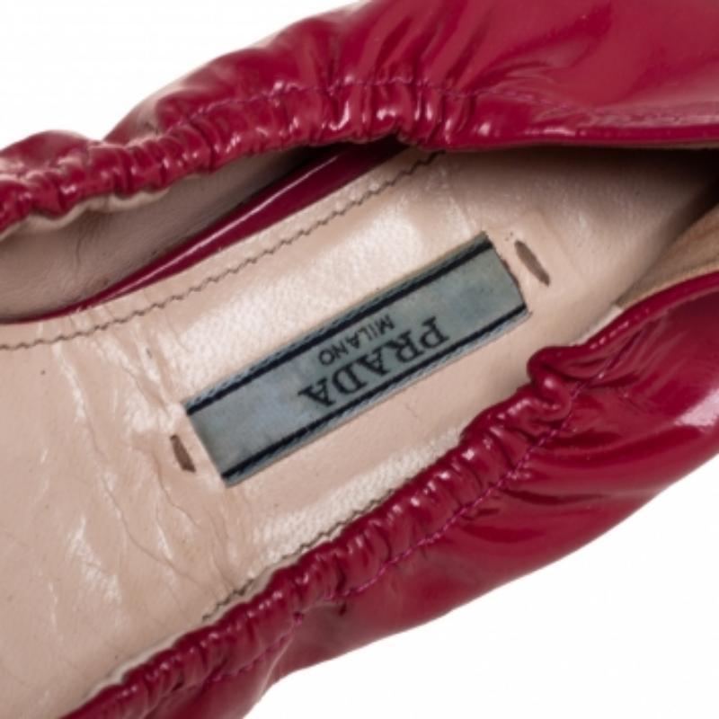 Women's Prada Pink Patent Leather Tassel Bow Scrunch Ballet Flats Size 35 For Sale