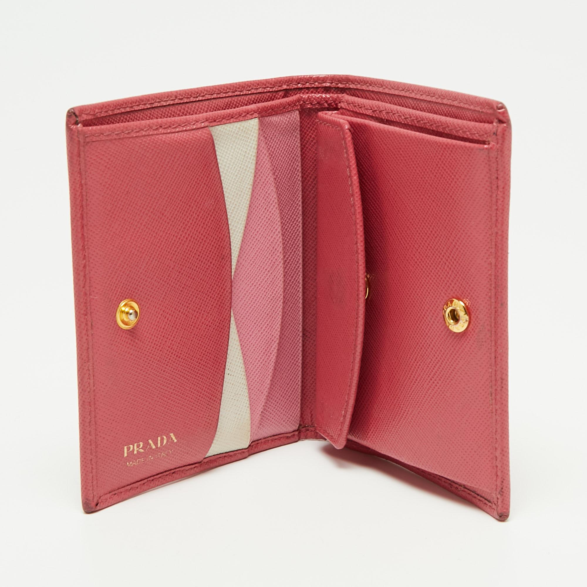 Prada Pink Saffiano Leather Bifold Card Case In Good Condition In Dubai, Al Qouz 2
