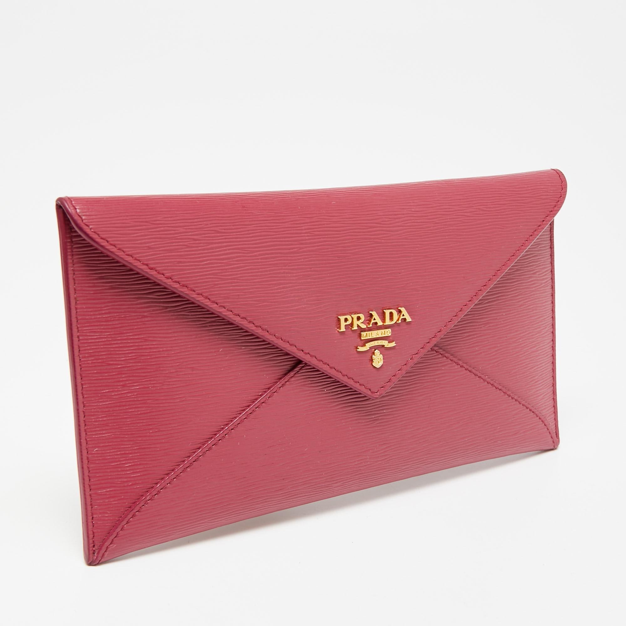 Prada Rosa Portemonnaie aus Saffiano-Leder mit Umschlag im Angebot bei  1stDibs