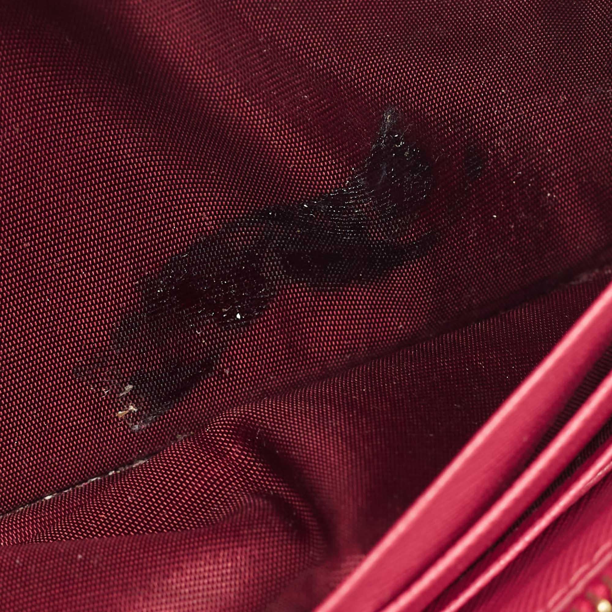 Portefeuille continental Prada rose en cuir Saffiano avec détails métalliques en vente 5