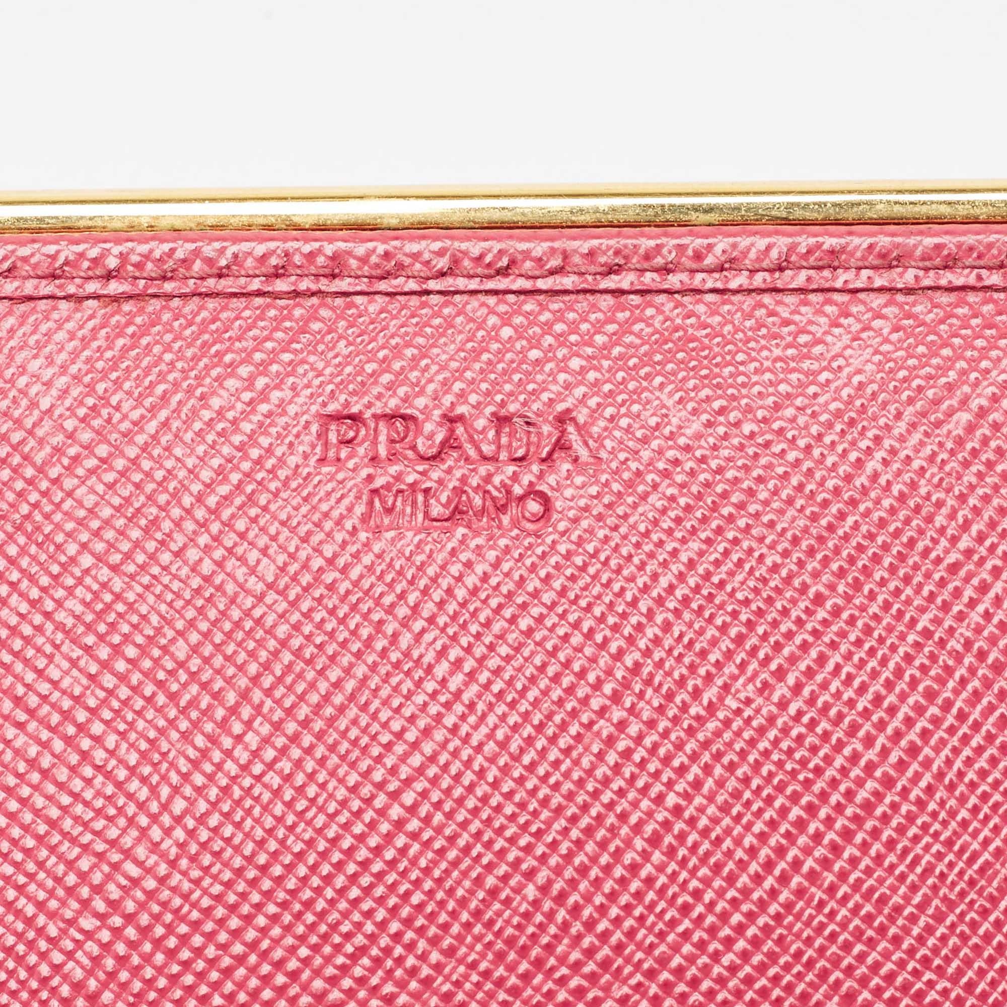 Portefeuille continental Prada rose en cuir Saffiano avec détails métalliques en vente 6