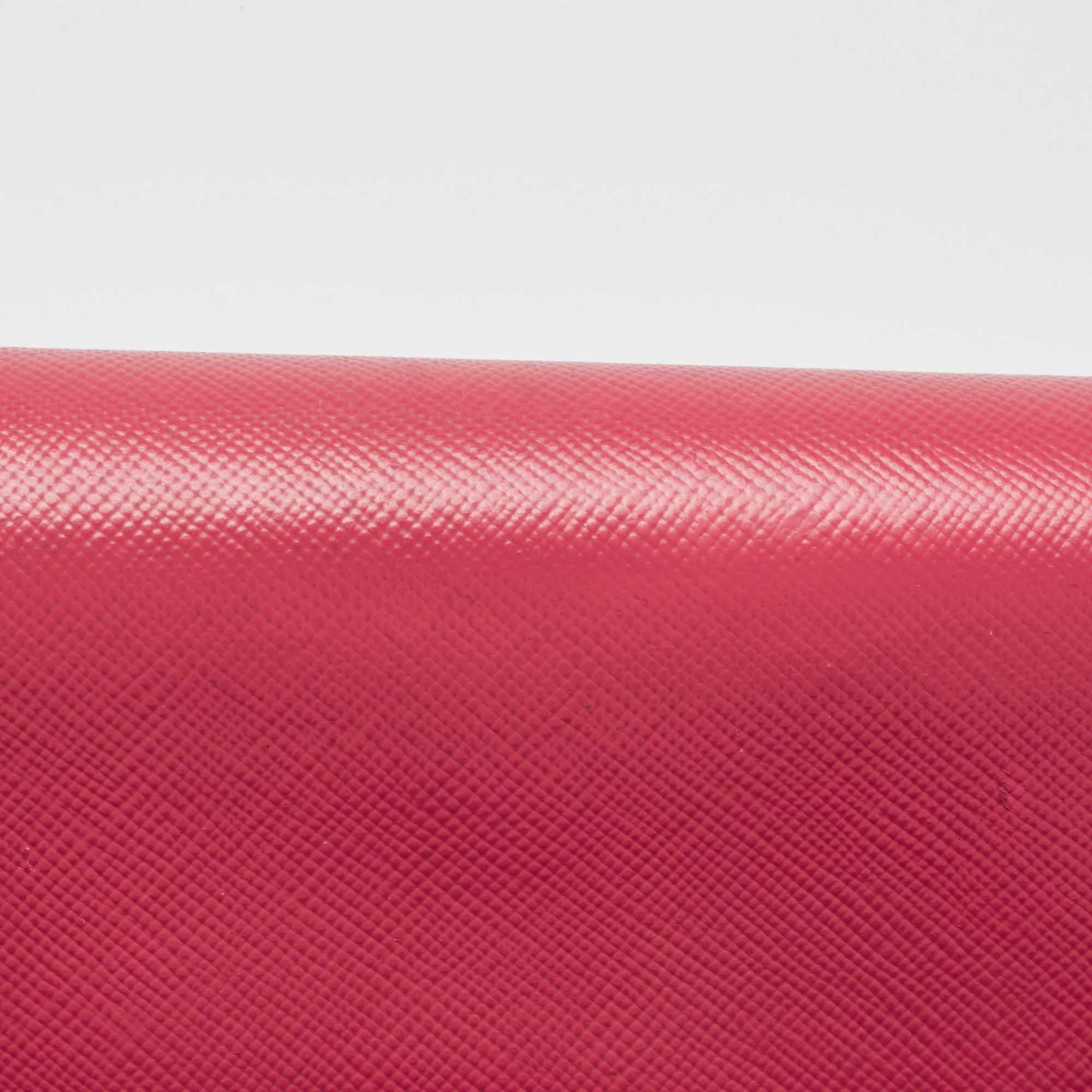 Portefeuille continental Prada rose en cuir Saffiano avec détails métalliques en vente 7