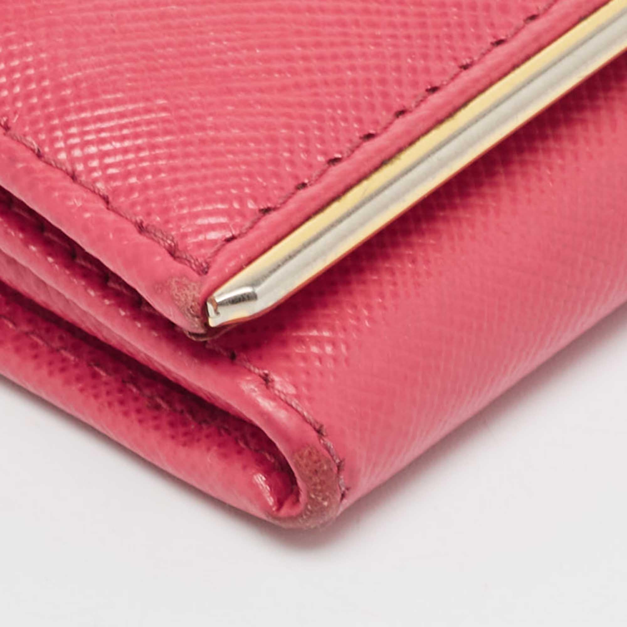 Portefeuille continental Prada rose en cuir Saffiano avec détails métalliques Pour femmes en vente