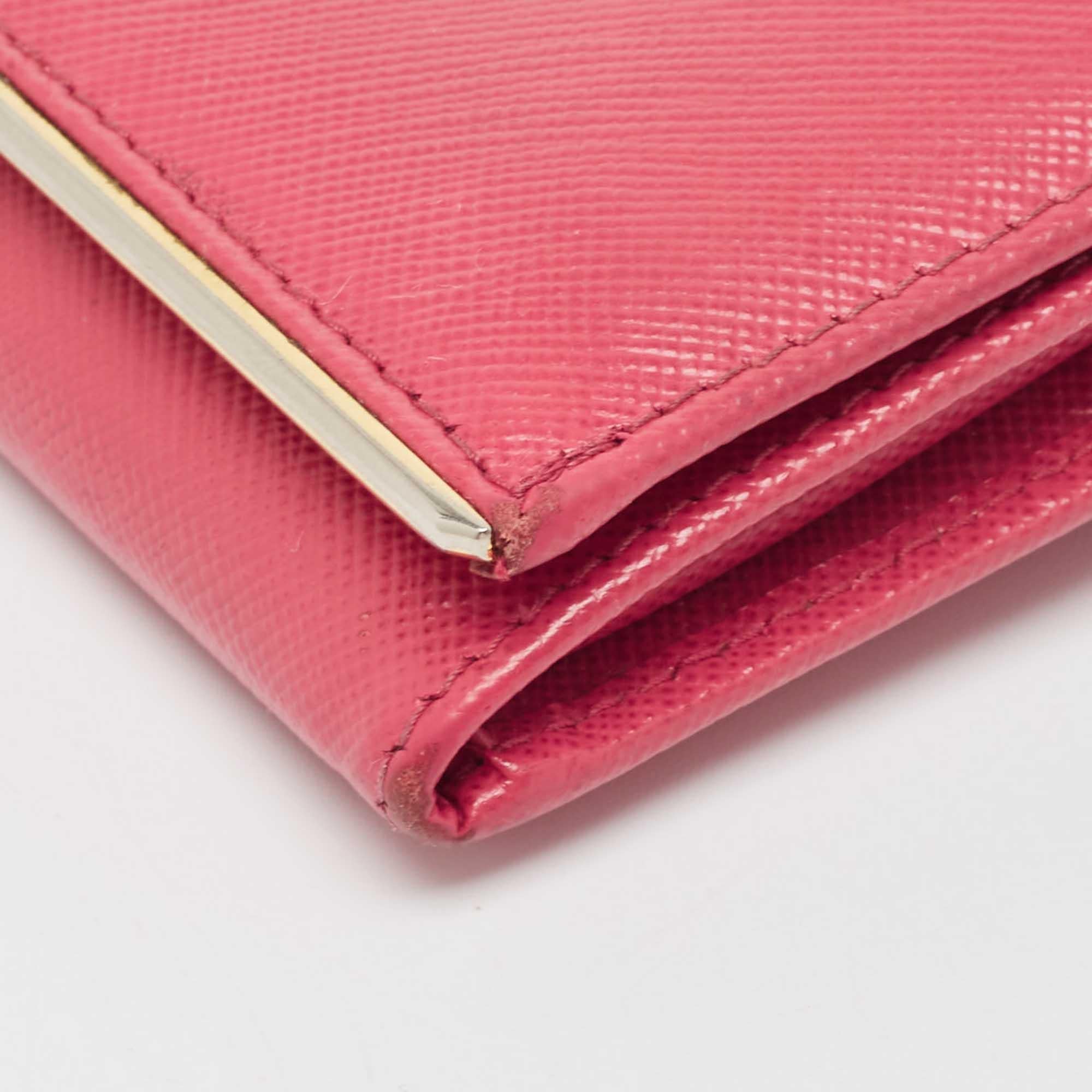 Portefeuille continental Prada rose en cuir Saffiano avec détails métalliques en vente 1