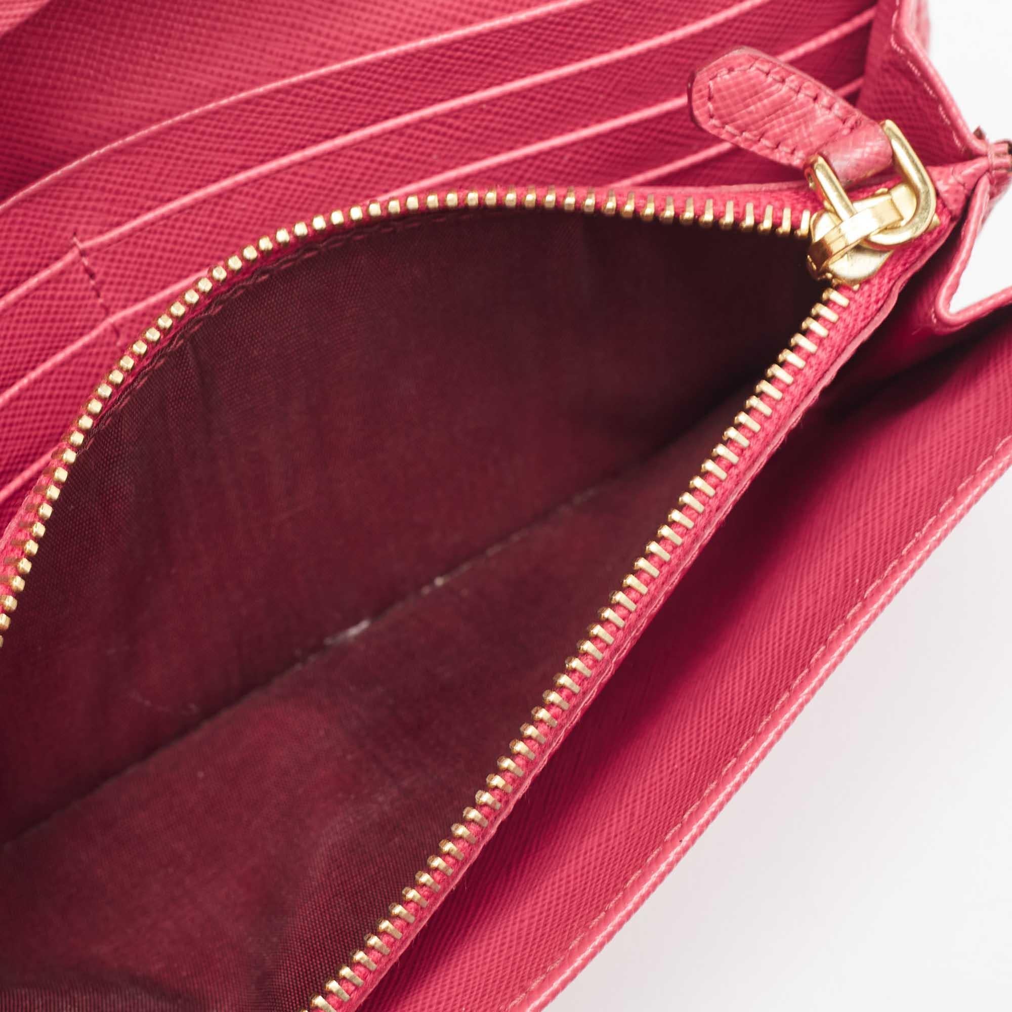 Portefeuille continental Prada rose en cuir Saffiano avec détails métalliques en vente 2