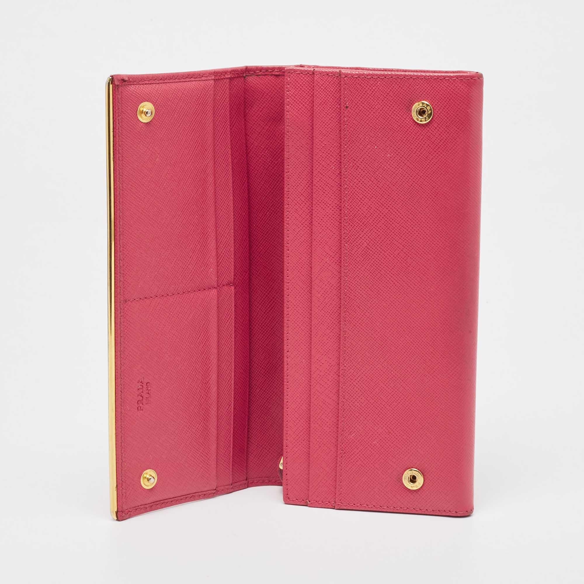 Portefeuille continental Prada rose en cuir Saffiano avec détails métalliques en vente 3