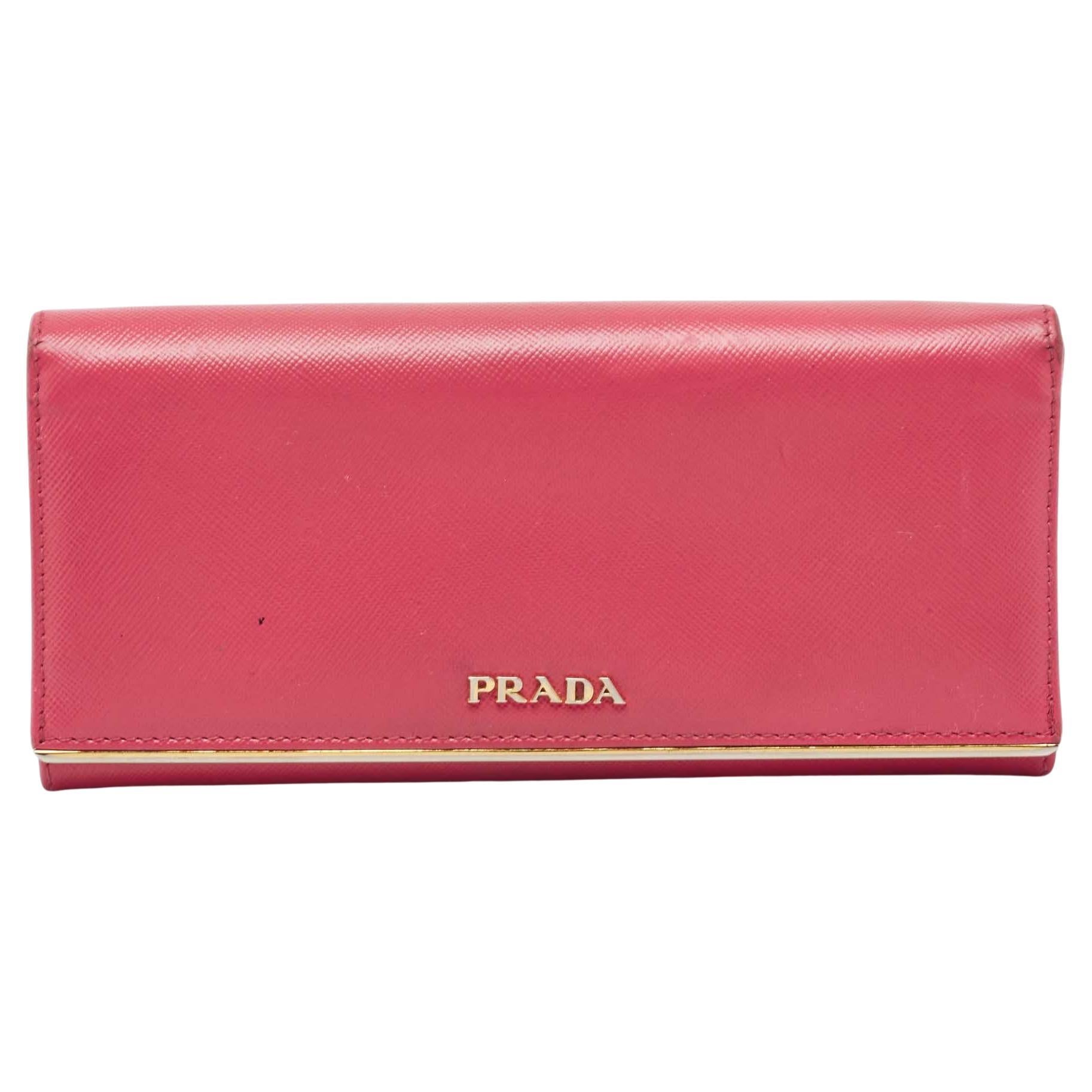 Portefeuille continental Prada rose en cuir Saffiano avec détails métalliques en vente