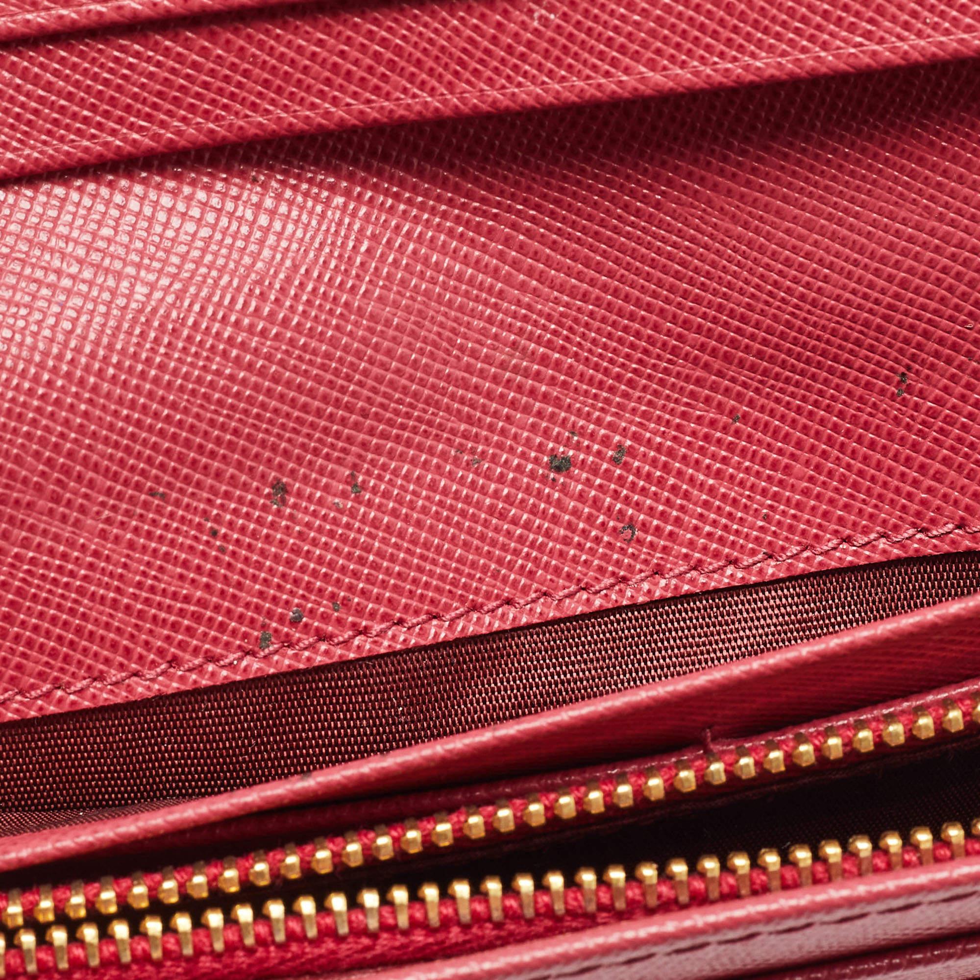 Portafoglio continentale Prada in pelle saffiano rosa con patta in metallo In condizioni discrete in vendita a Dubai, Al Qouz 2