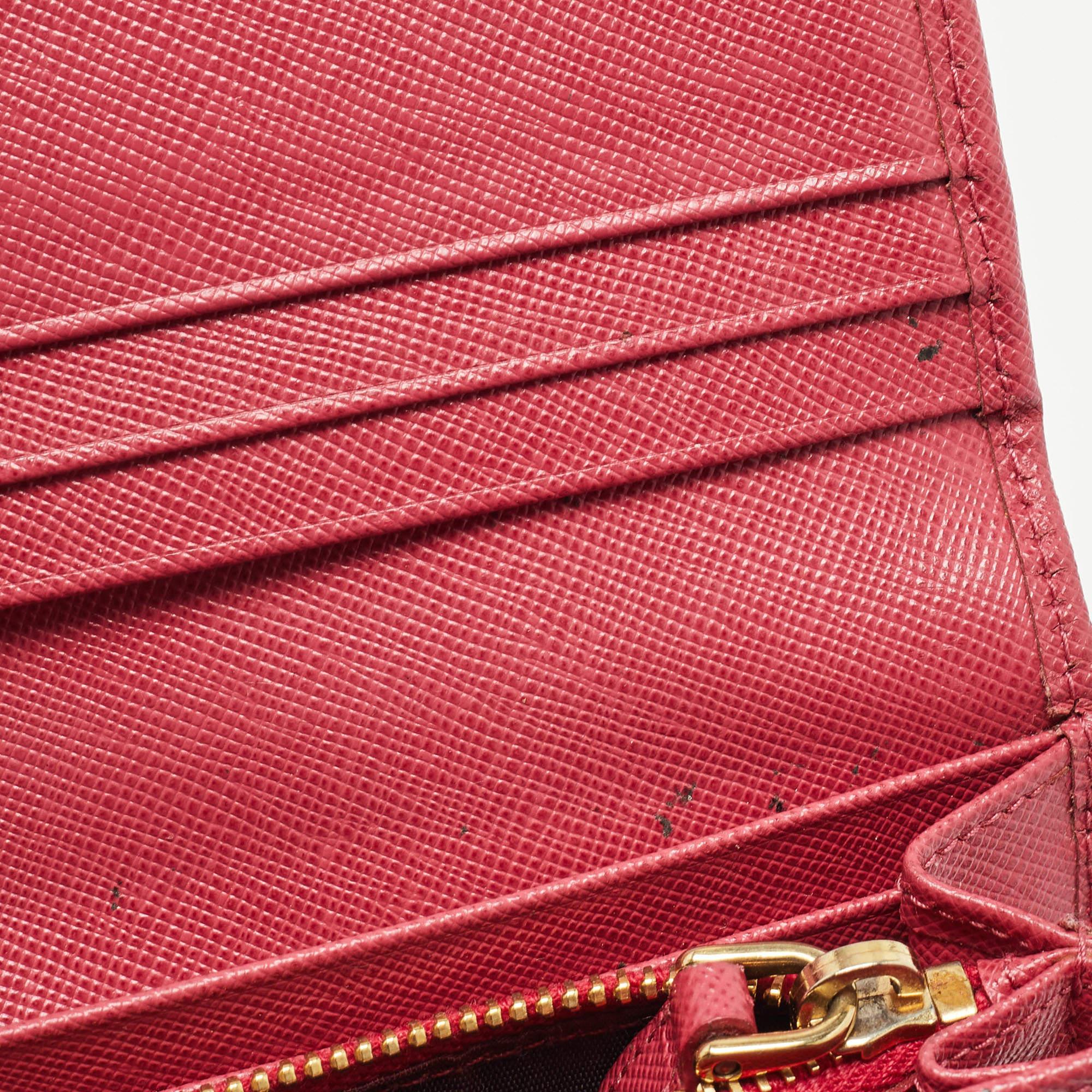 Donna Portafoglio continentale Prada in pelle saffiano rosa con patta in metallo in vendita