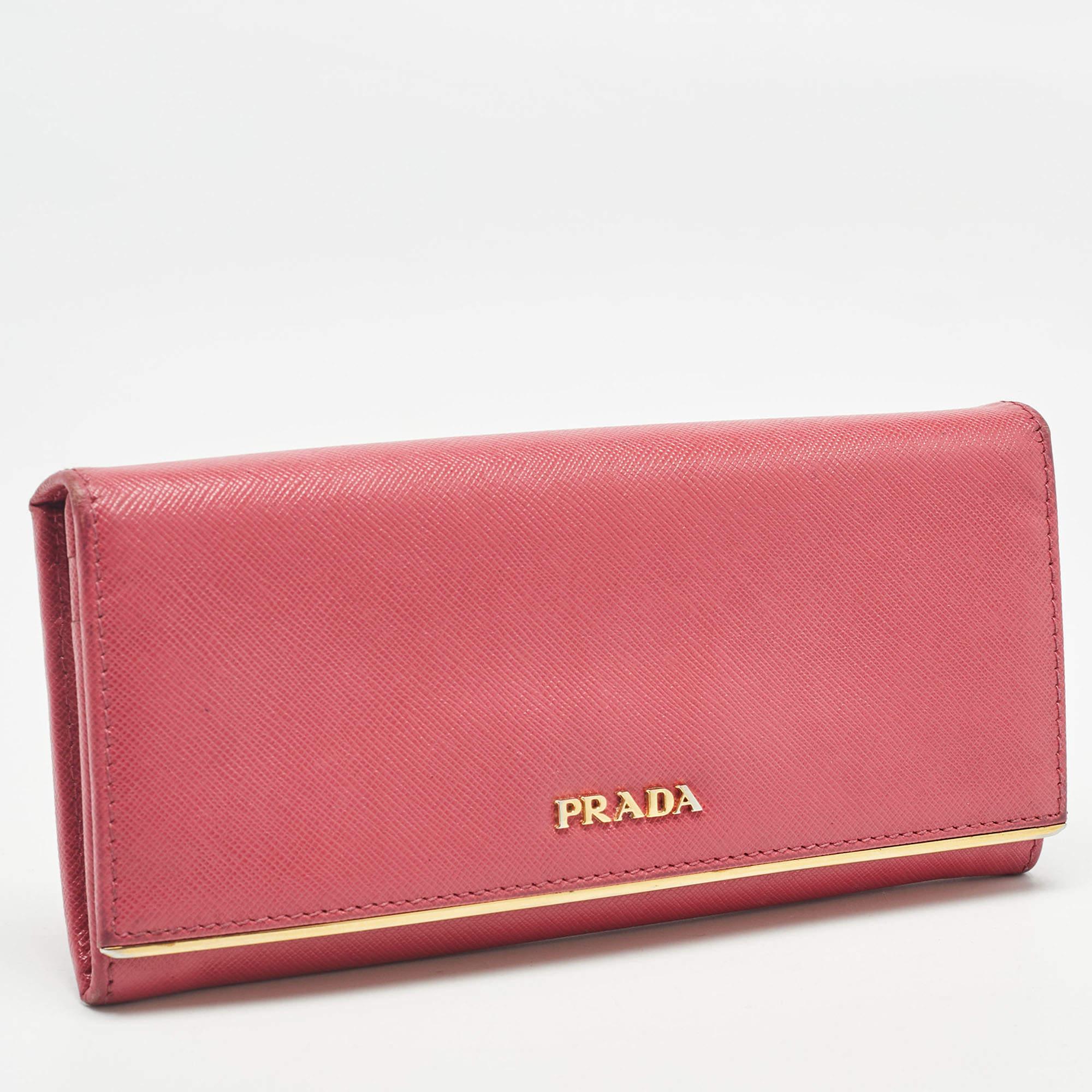 Portafoglio continentale Prada in pelle saffiano rosa con patta in metallo in vendita 1