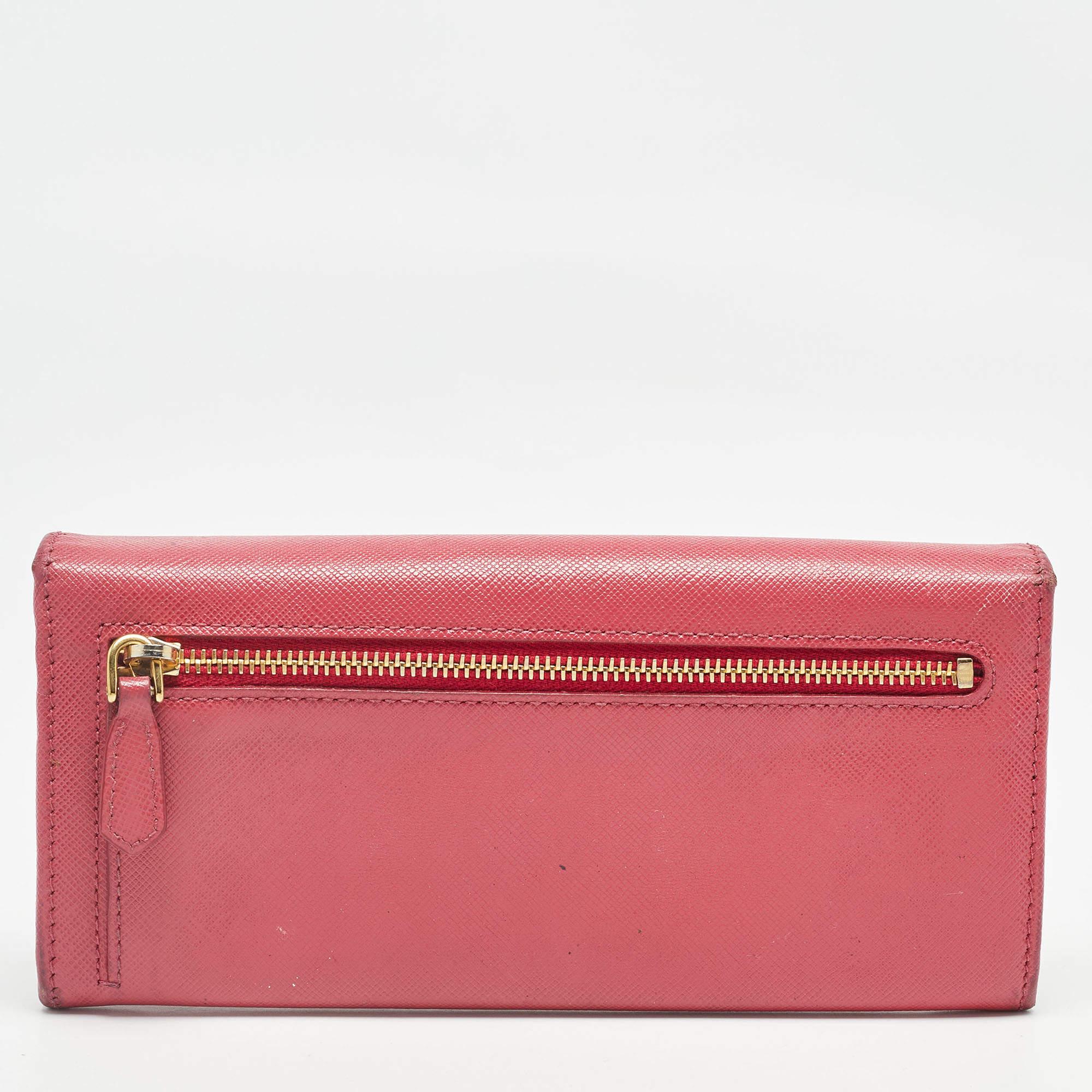 Portafoglio continentale Prada in pelle saffiano rosa con patta in metallo in vendita 2