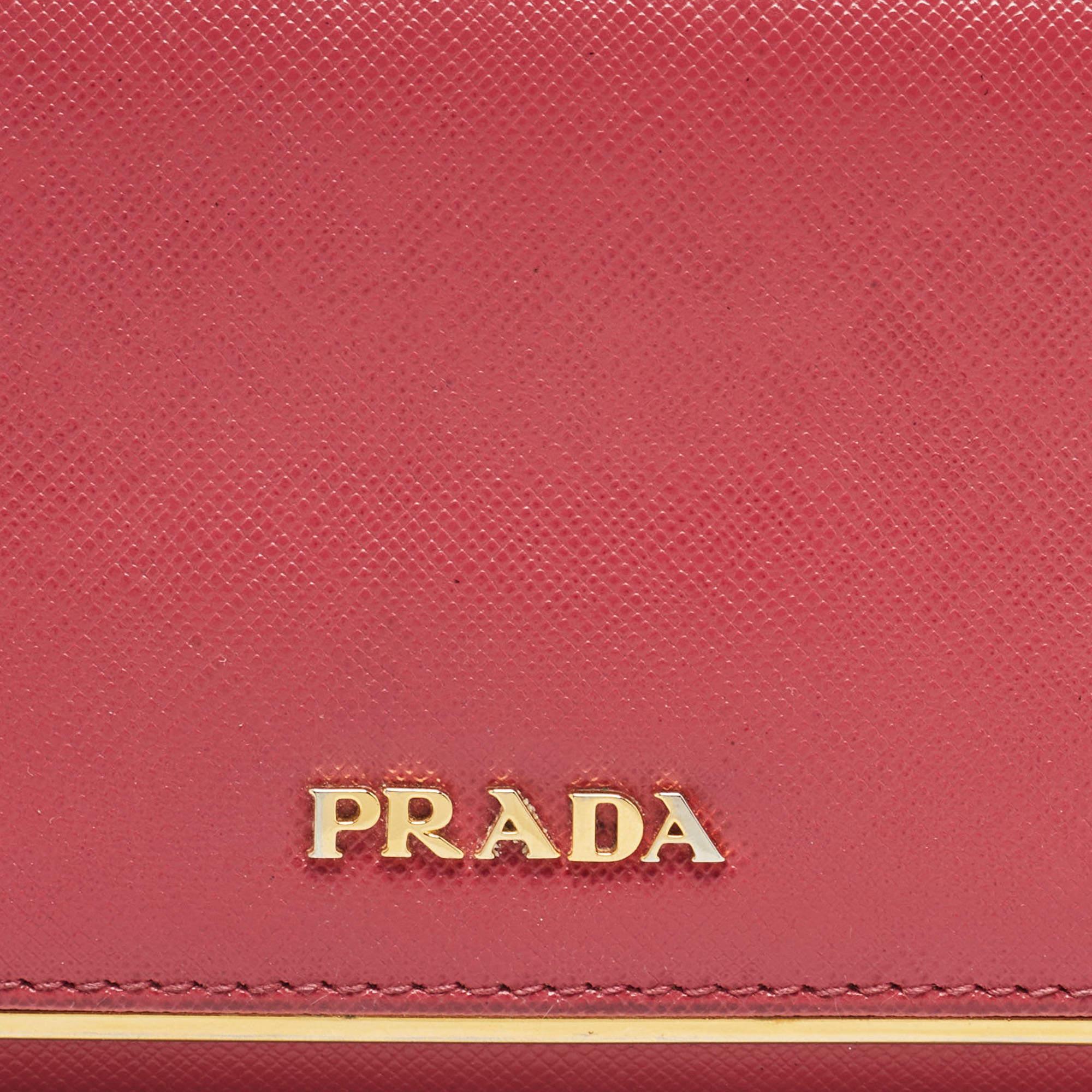 Portafoglio continentale Prada in pelle saffiano rosa con patta in metallo in vendita 3