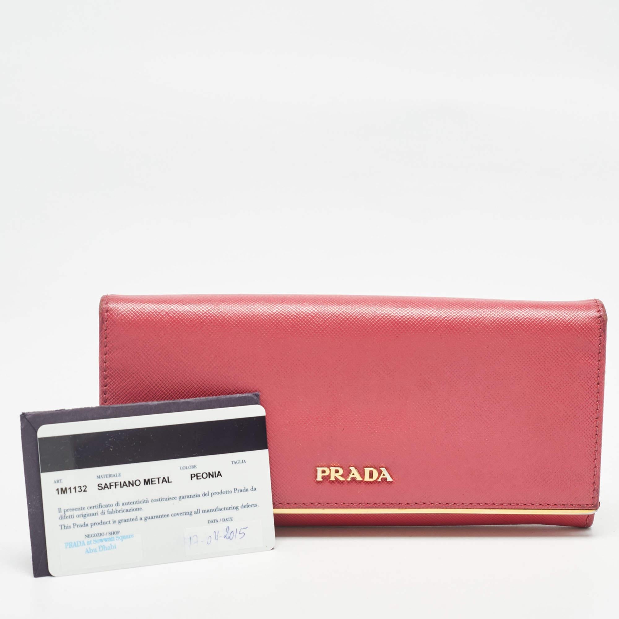 Portafoglio continentale Prada in pelle saffiano rosa con patta in metallo in vendita 4