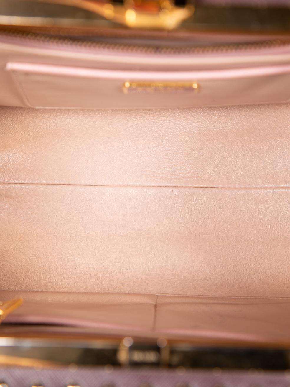 Bolso piramidal de piel saffiano rosa de Prada 1