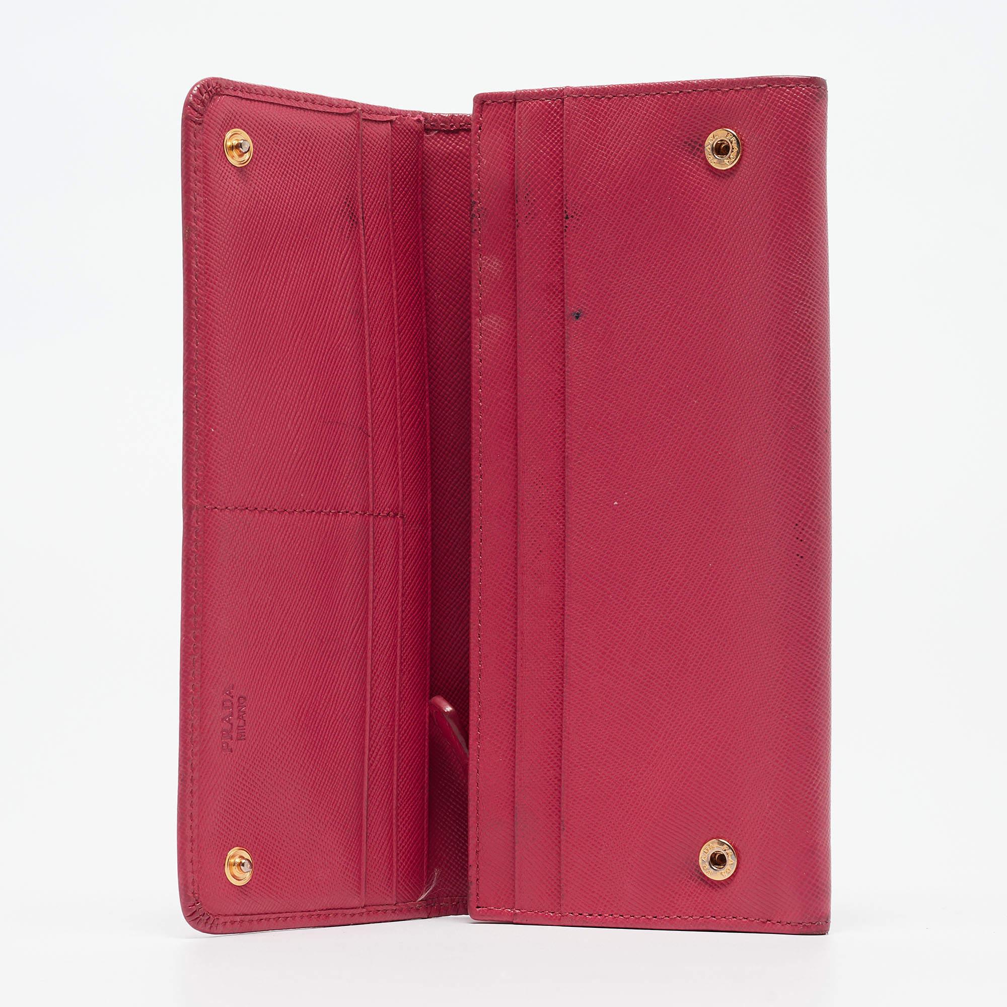 This classy Prada pink wallet brings along a touch of luxury and immense style. It comes perfectly crafted to neatly carry your cards and cash.