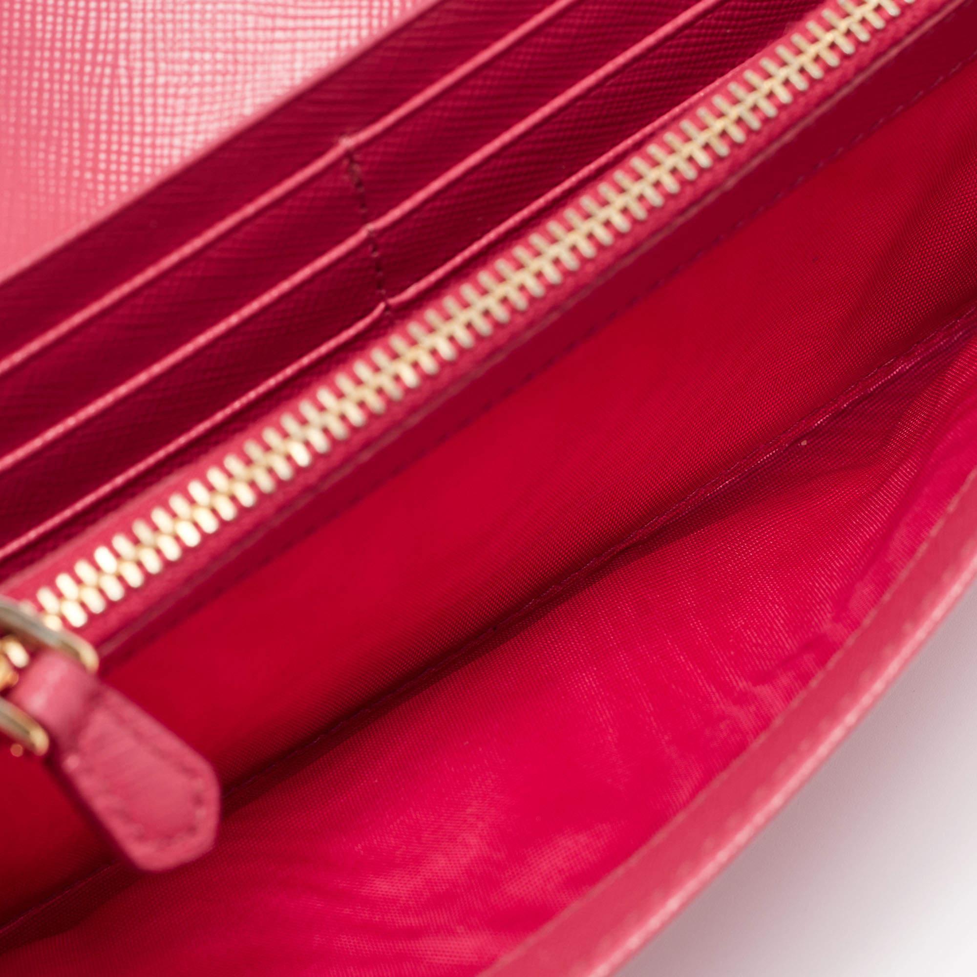 Prada Pink Saffiano Metal Leather Triangle Logo Flap Continental Wallet In Fair Condition For Sale In Dubai, Al Qouz 2