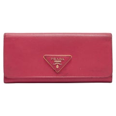 Portefeuille continental Prada rose Saffiano en cuir métallique à rabat avec logo triangulaire