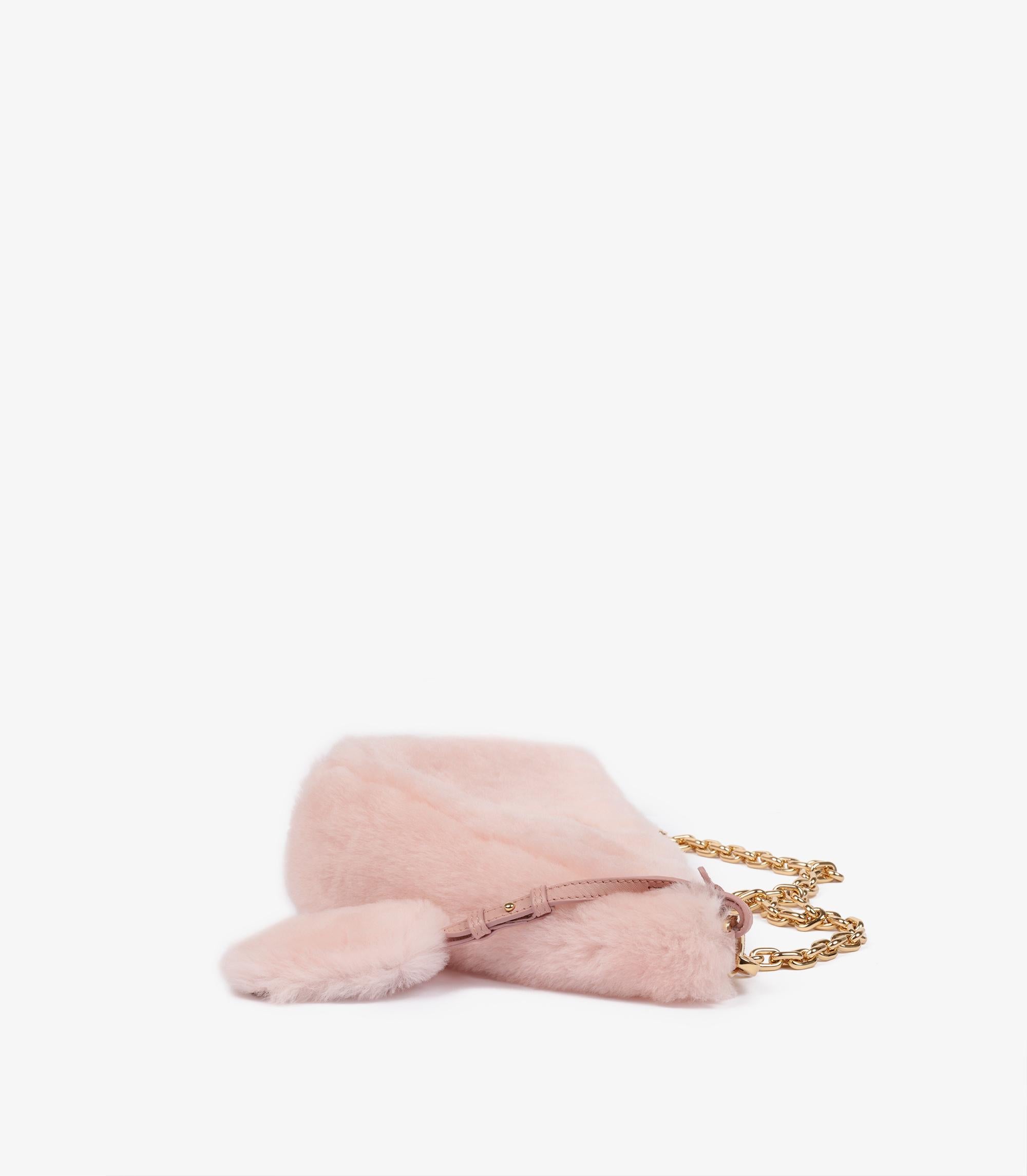 Borsa a triangolo in pelle di vitello e shearling rosa di Prada In condizioni Nuovo in vendita a Bishop's Stortford, Hertfordshire