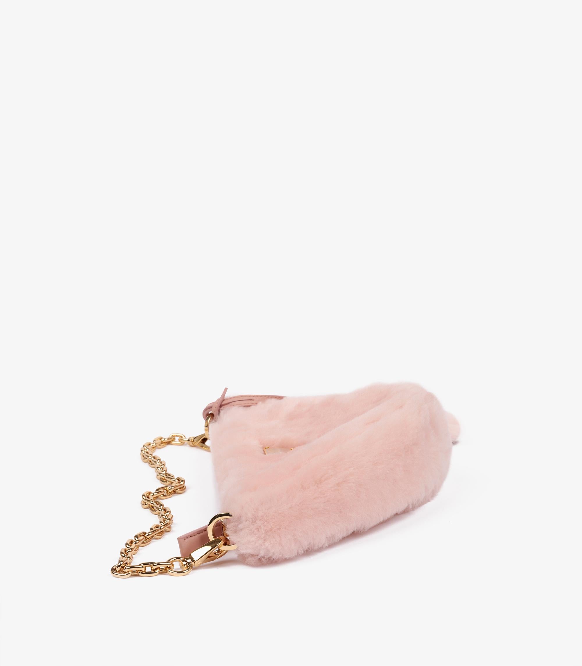 Donna Borsa a triangolo in pelle di vitello e shearling rosa di Prada in vendita