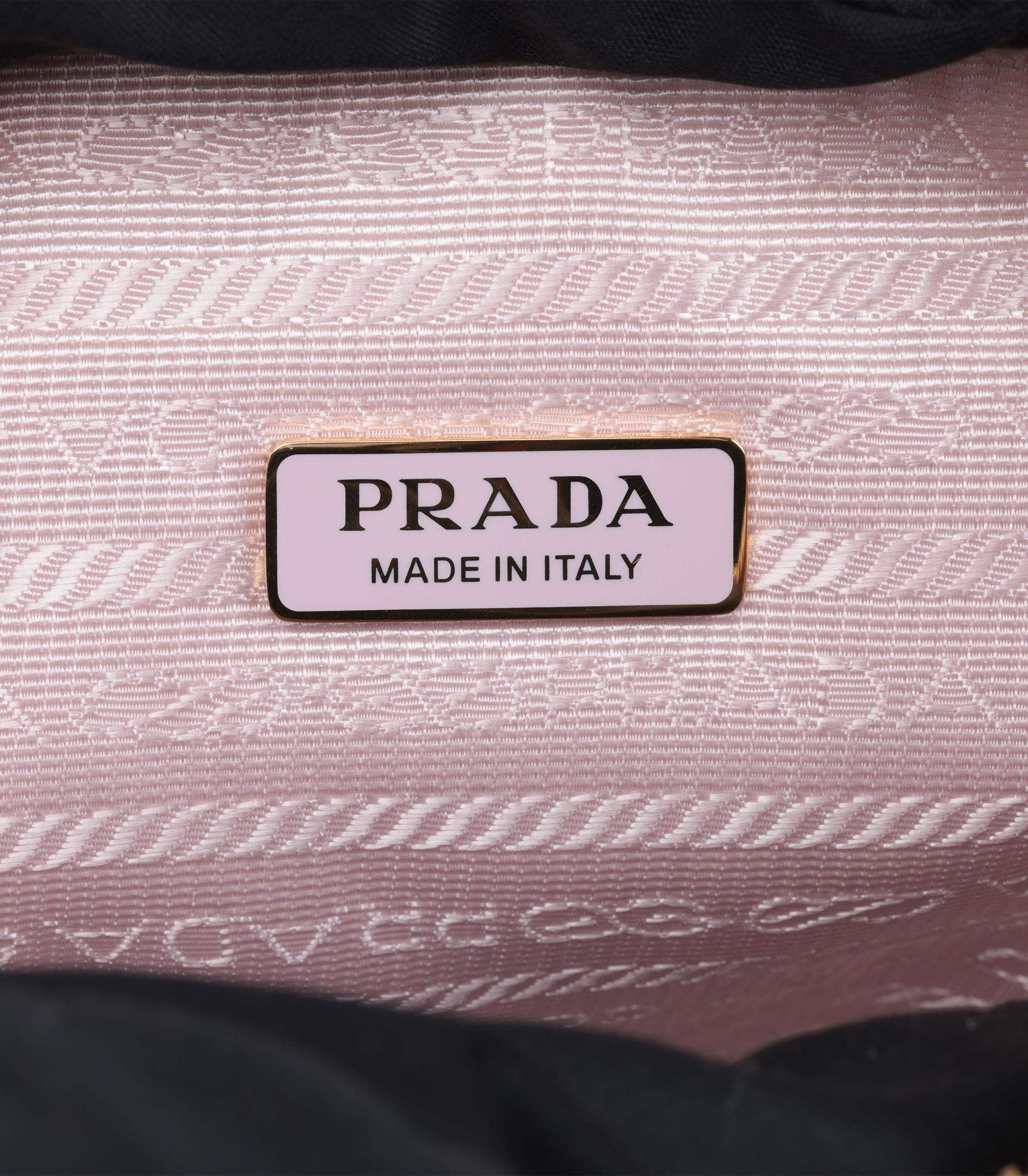 Borsa a triangolo in pelle di vitello e shearling rosa di Prada in vendita 4