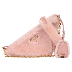 Prada Rosa Dreieckstasche aus Kalbsleder und Shearling